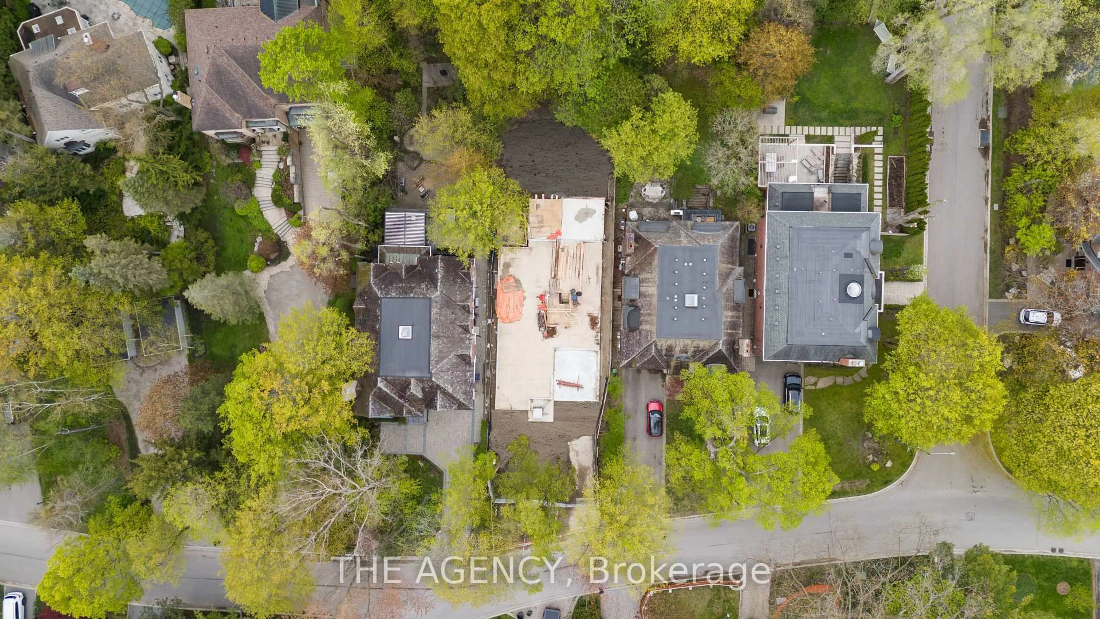 A pic from outside/outdoor area/front of a property/back of a property/a pic from drone, street for 91 Donwoods Dr, Toronto Ontario M4N 2G7
