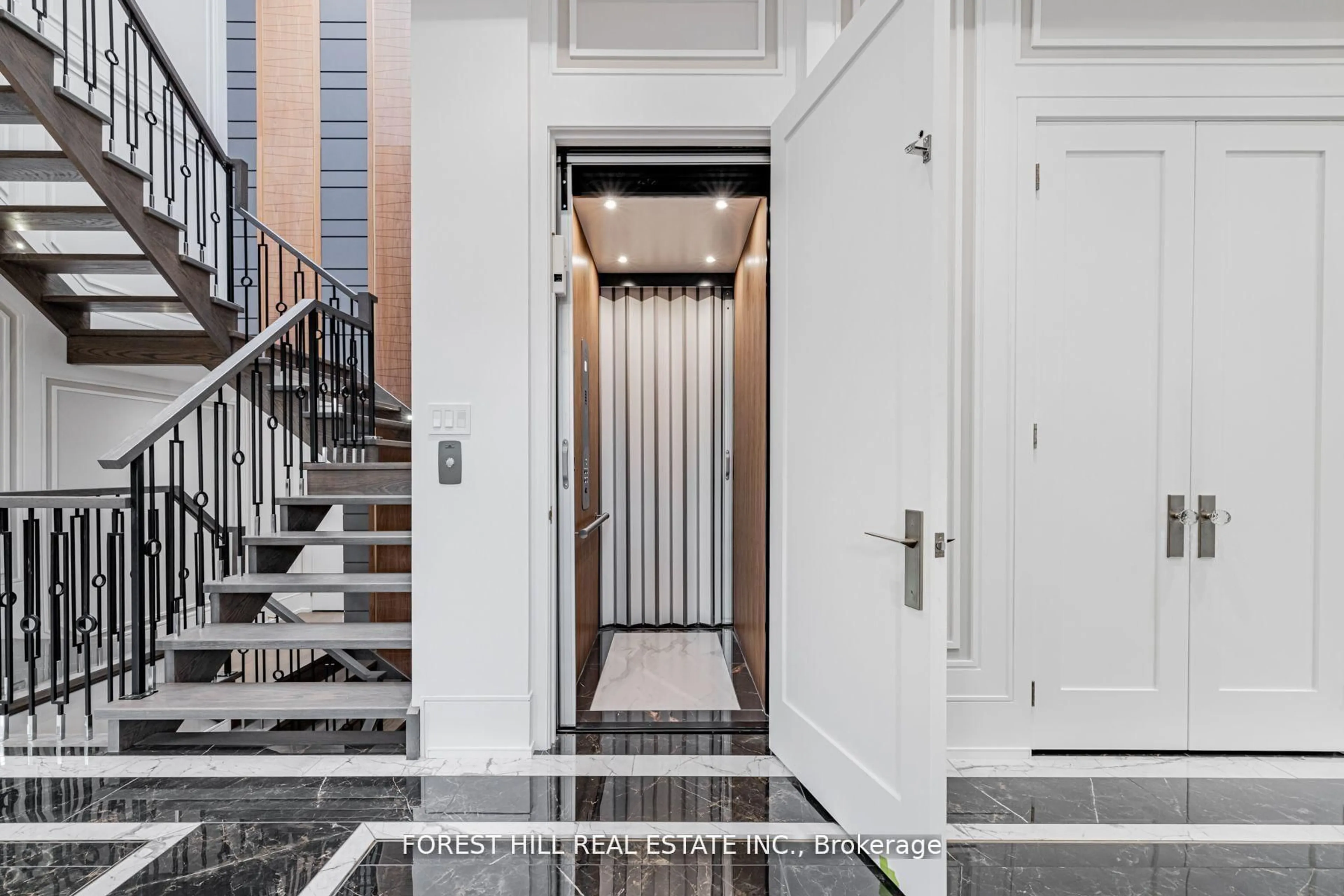 Indoor entryway for 49 Ravenscroft Circ, Toronto Ontario M2K 1K1