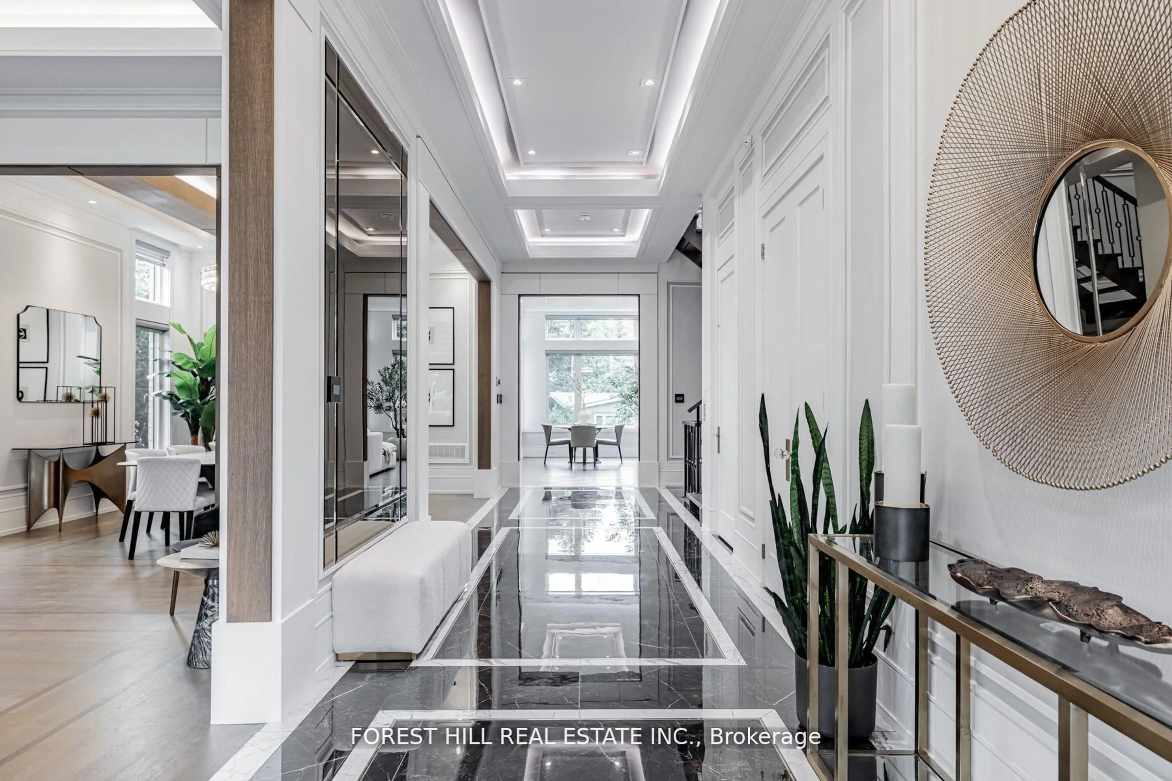 Indoor foyer for 49 Ravenscroft Circ, Toronto Ontario M2K 1K1