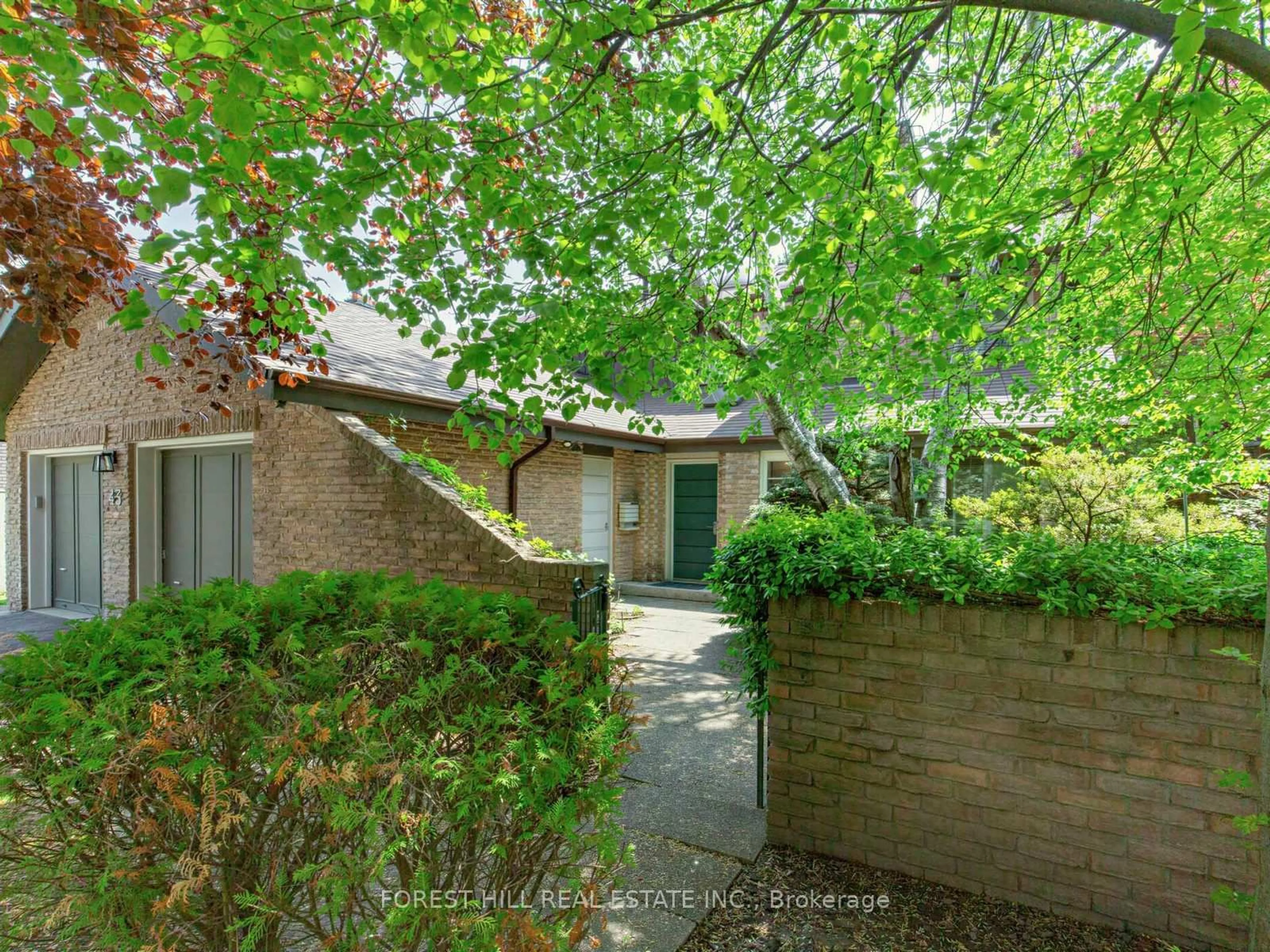 A pic from outside/outdoor area/front of a property/back of a property/a pic from drone, street for 43 Beaverhall Dr, Toronto Ontario M2L 2C8