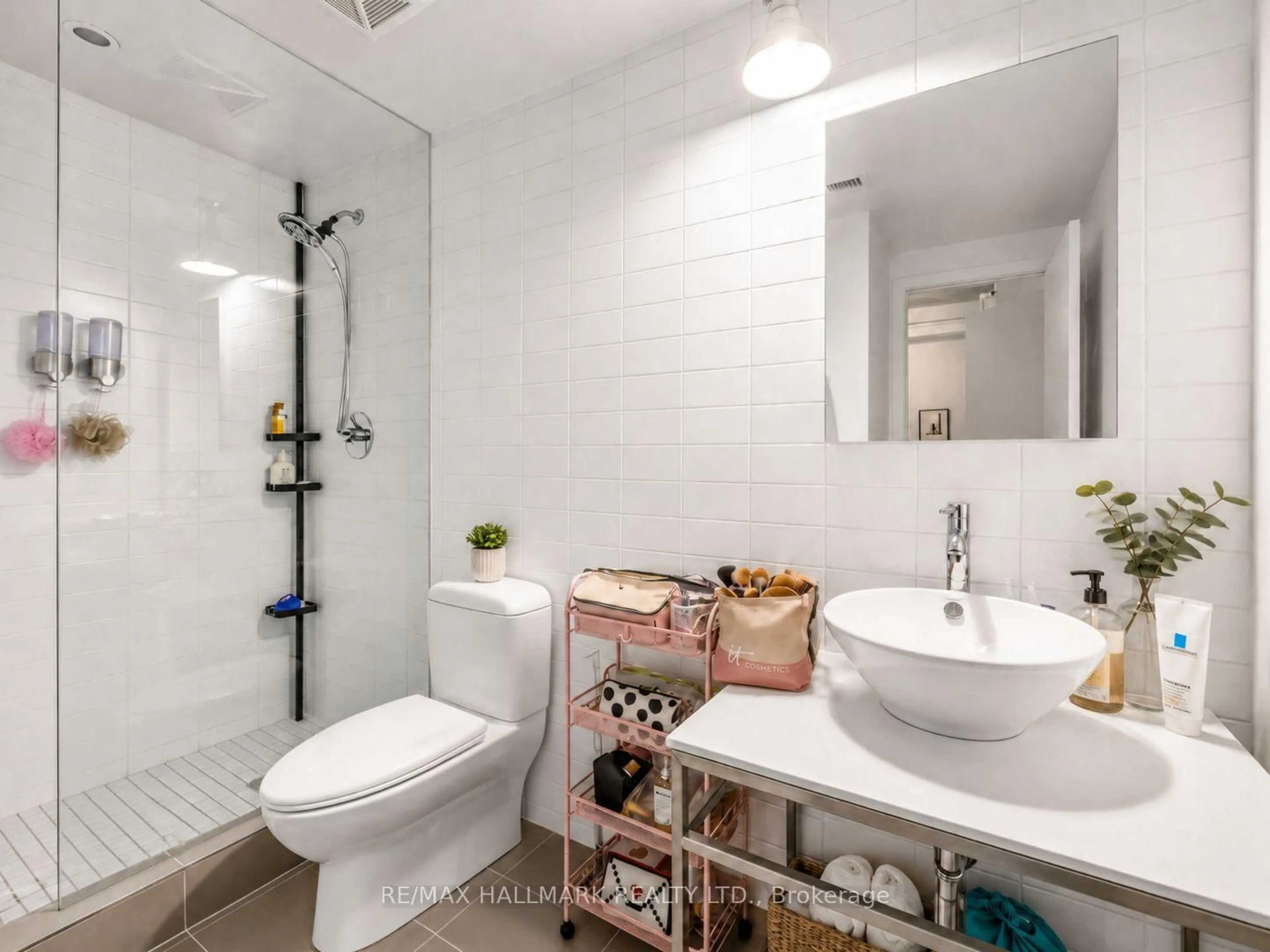 Standard bathroom, ceramic/tile floor for 75 Portland St #213, Toronto Ontario M5V 2M9