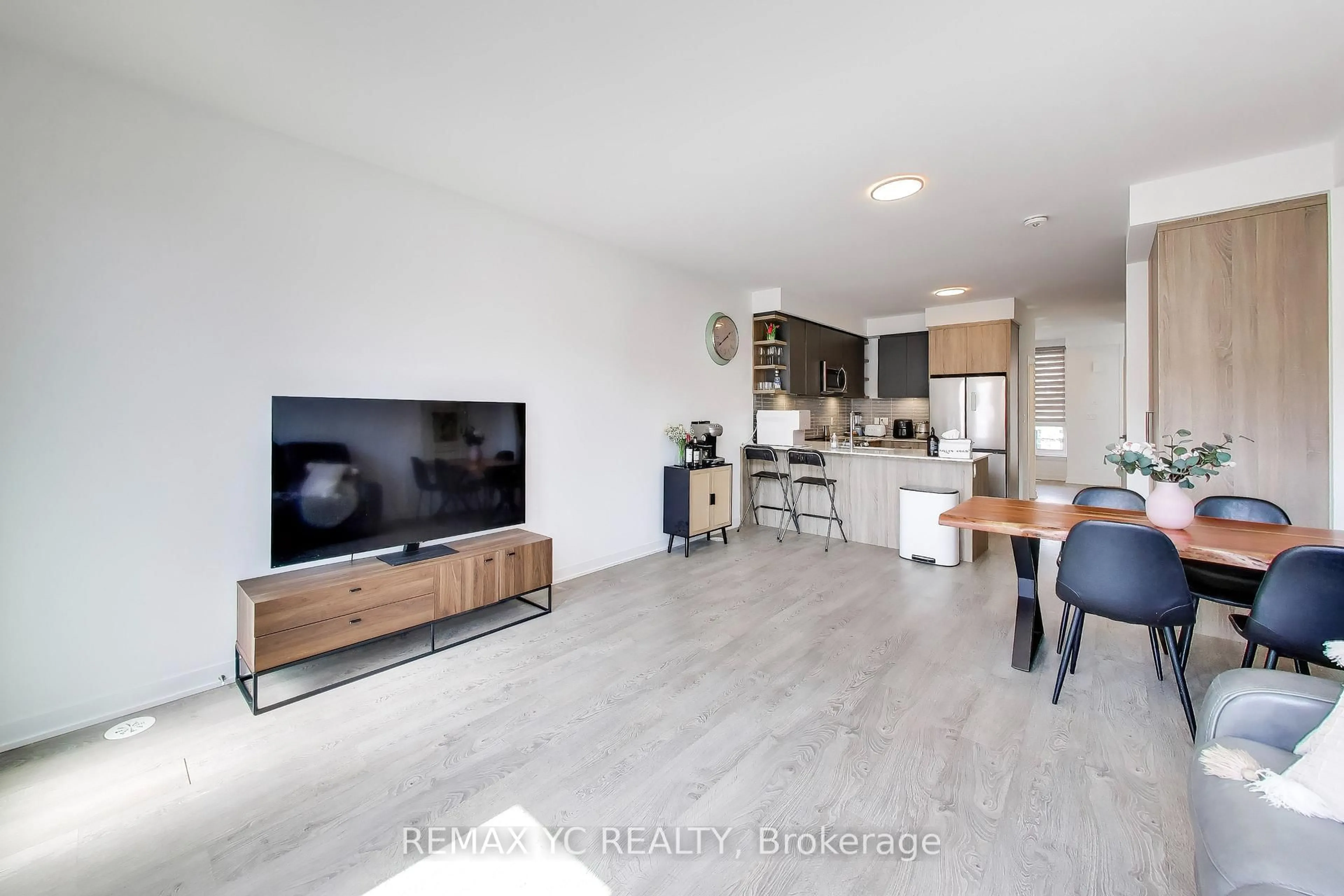 Living room with furniture, unknown for 18 Deep Roots Terr, Toronto Ontario M6A 0G1