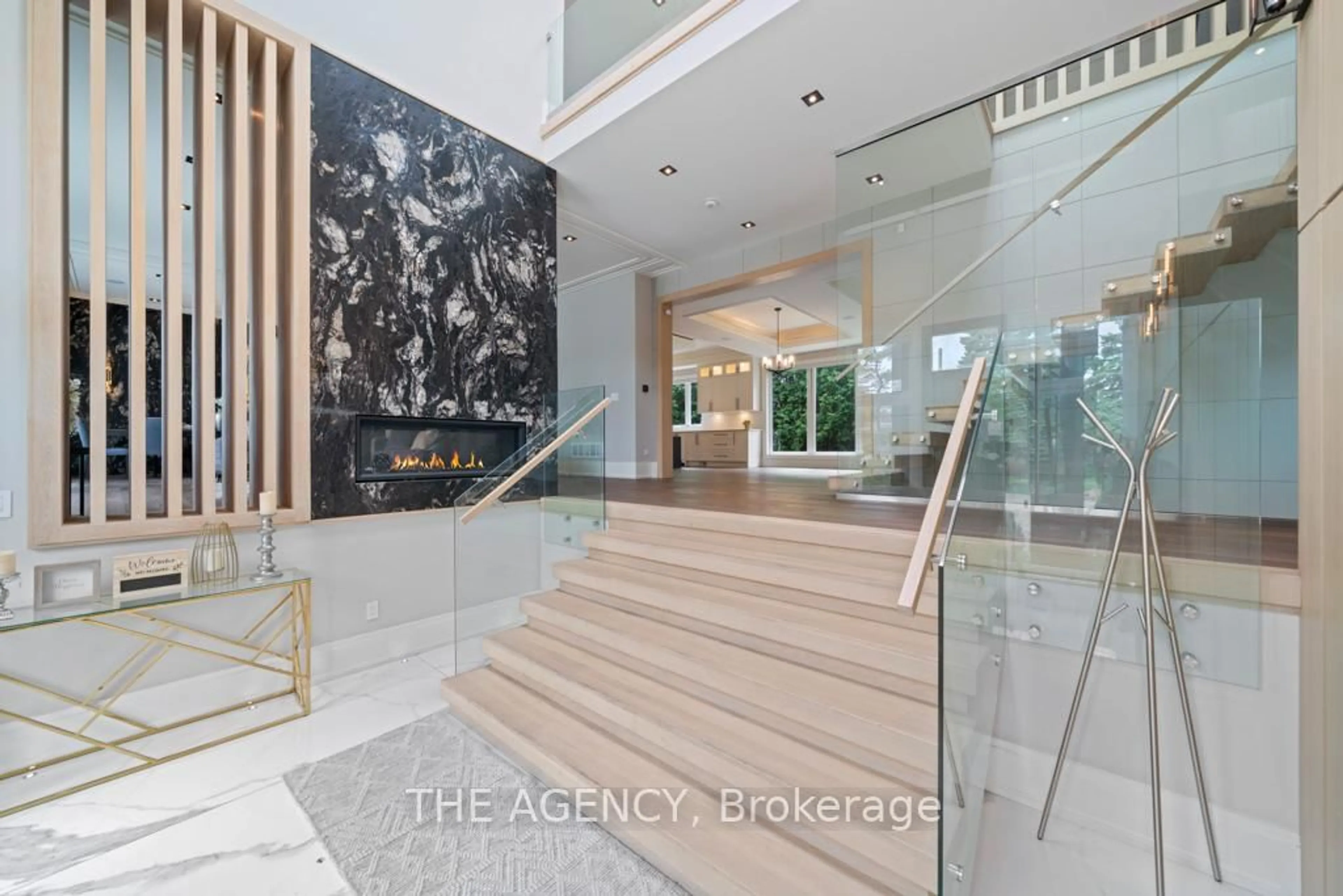 Indoor foyer for 8 Frivick Crt, Toronto Ontario M2M 3P6