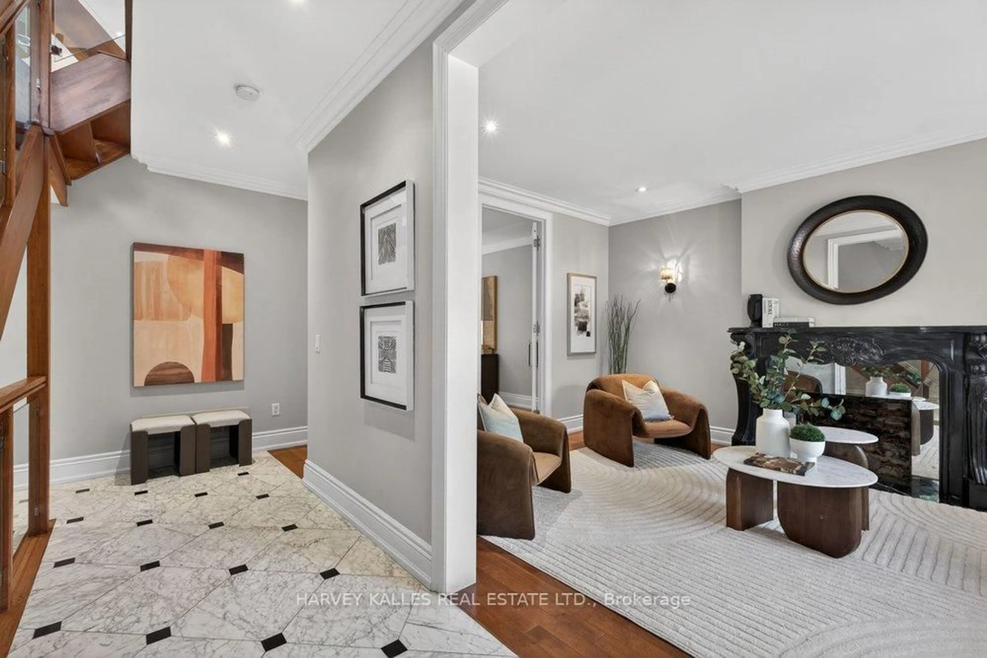 Indoor entryway for 89 Bernard Ave, Toronto Ontario M5R 1R8