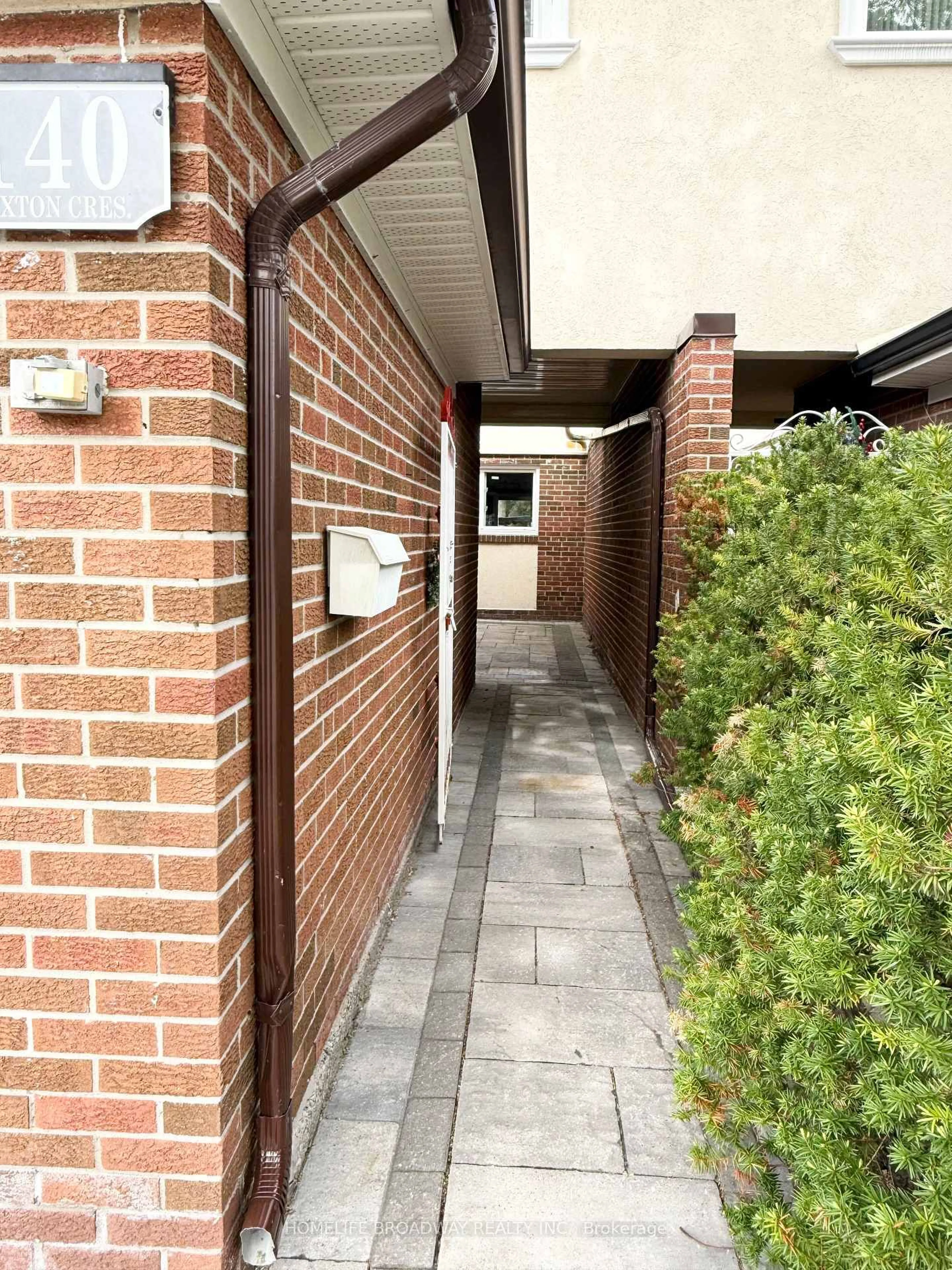 Indoor foyer for 140 Sexton Cres, Toronto Ontario M2H 2L6