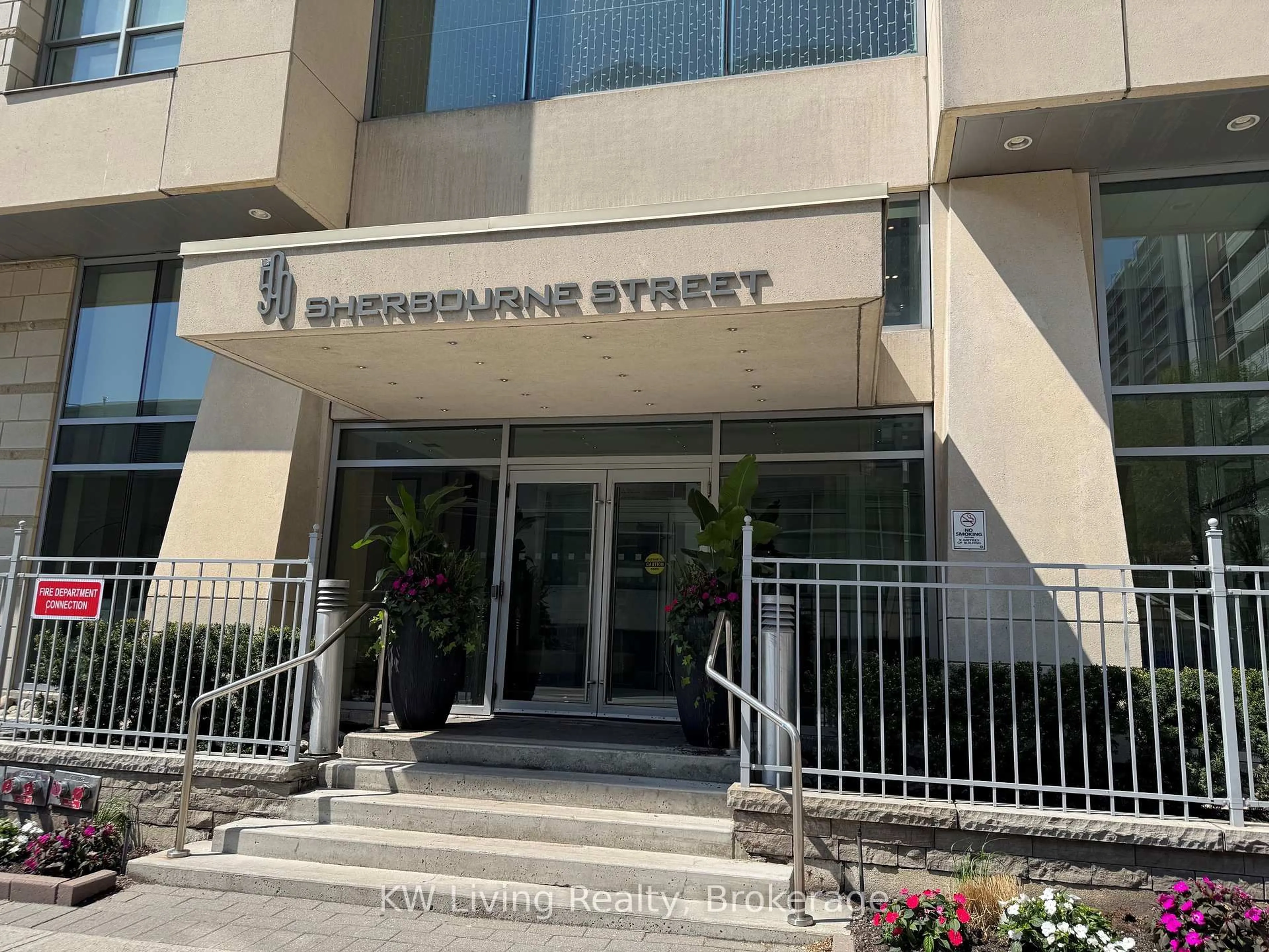 Indoor foyer for 500 Sherbourne St #1010, Toronto Ontario M4X 1L1