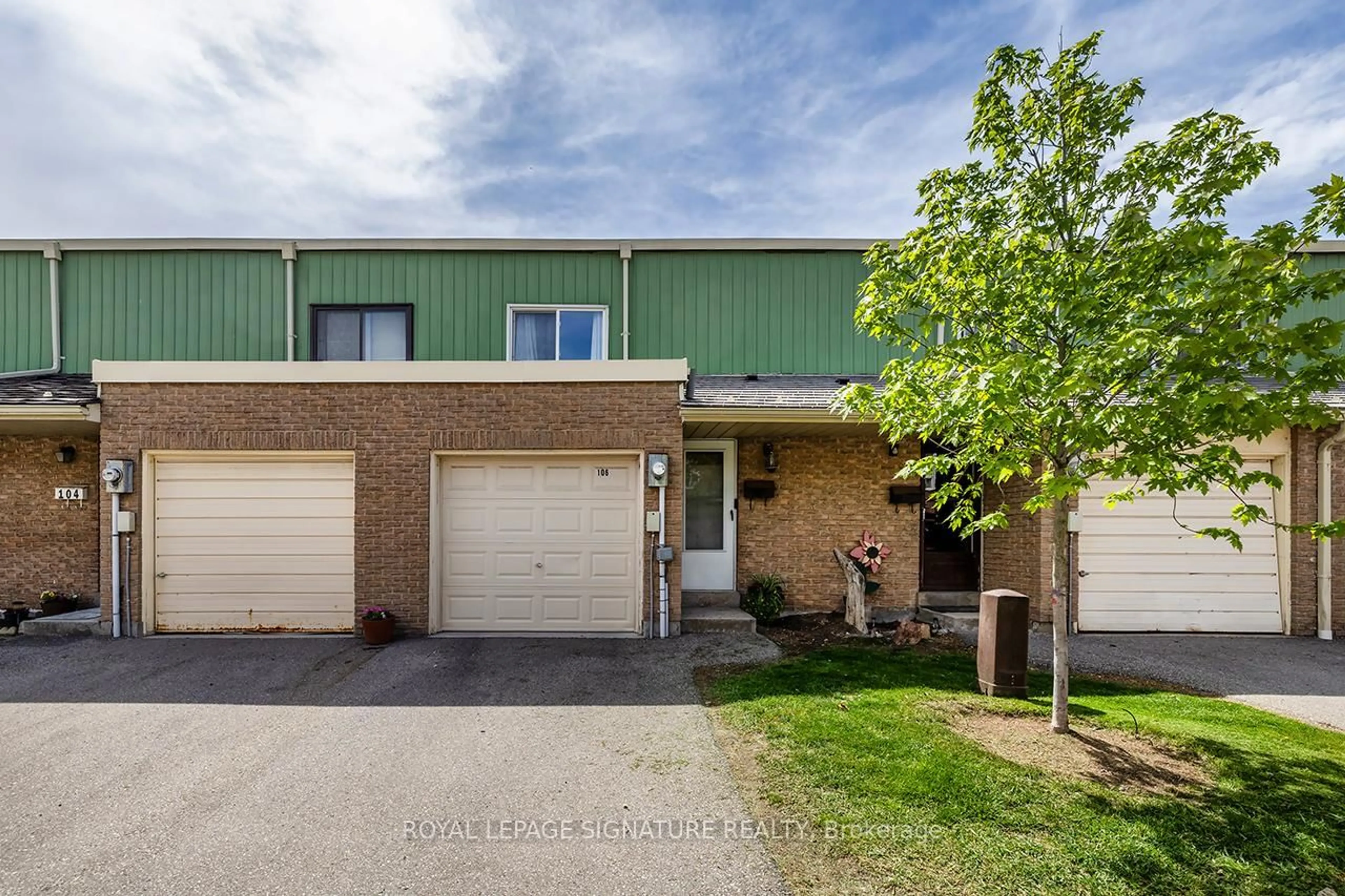 A pic from outside/outdoor area/front of a property/back of a property/a pic from drone, street for 106 Thorny Vineway, Toronto Ontario M2J 4J5