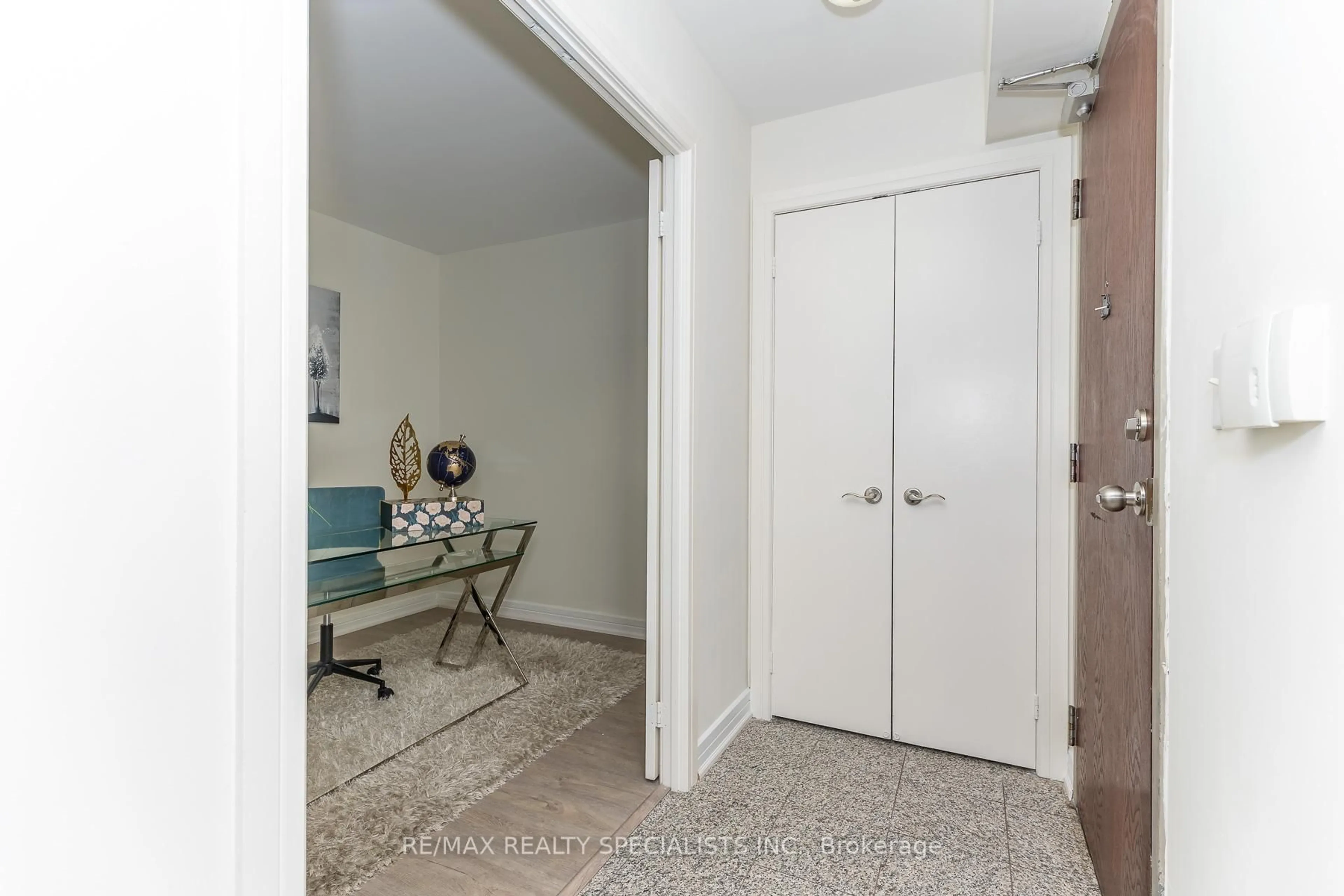 Indoor entryway for 16 Harrison Garden Blvd #1801, Toronto Ontario M2N 7J6