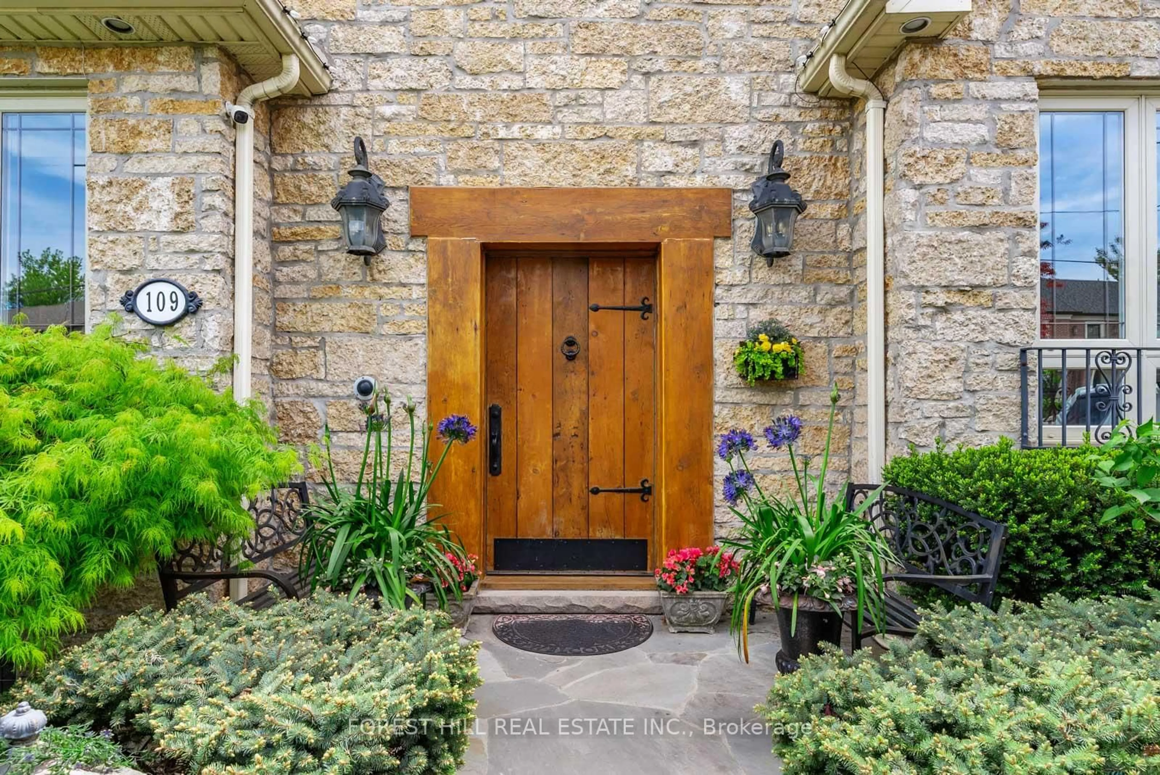 Indoor entryway for 109 Dell Park Ave, Toronto Ontario M6B 2V2