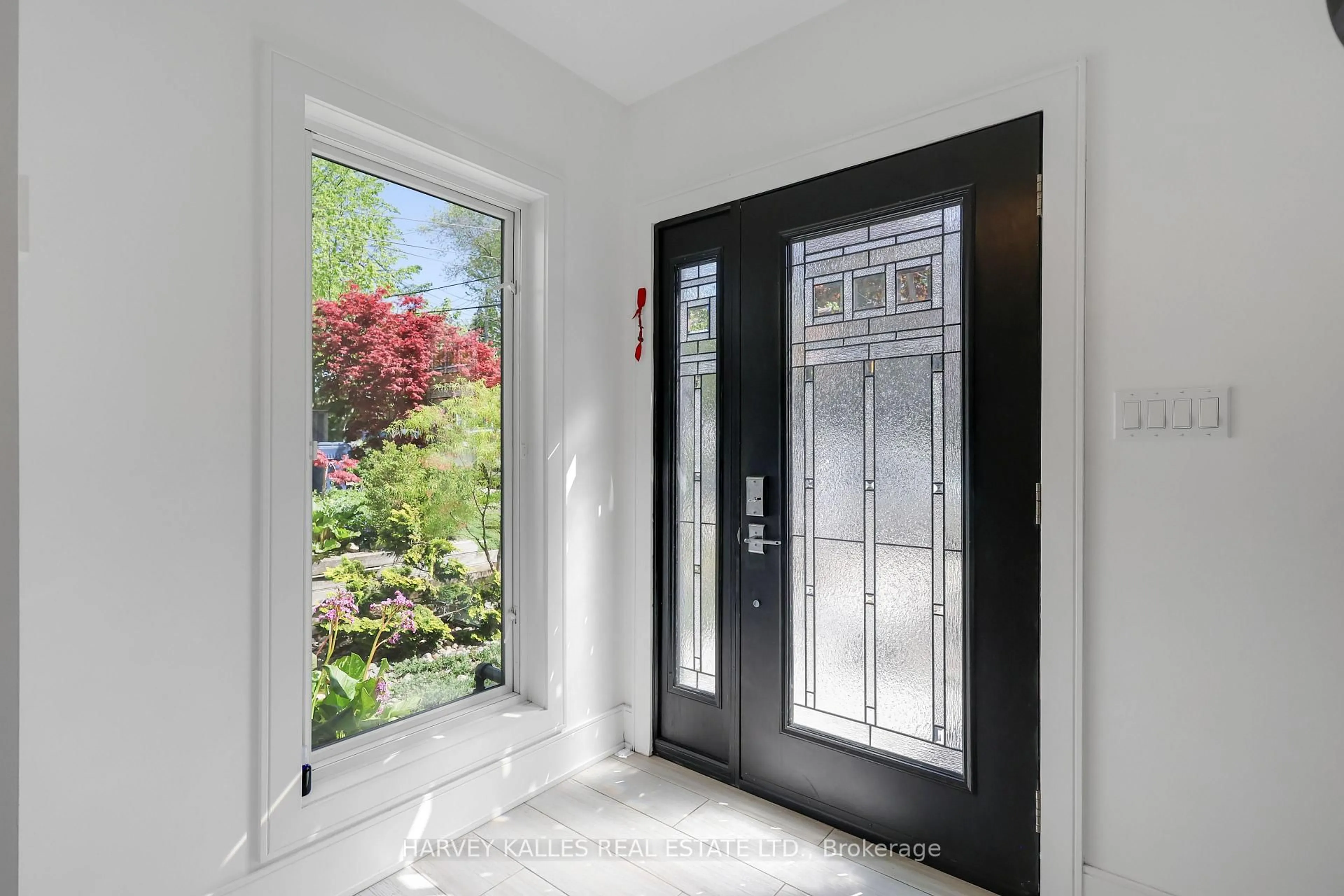Indoor entryway for 84 Edith Dr, Toronto Ontario M4R 1Z2