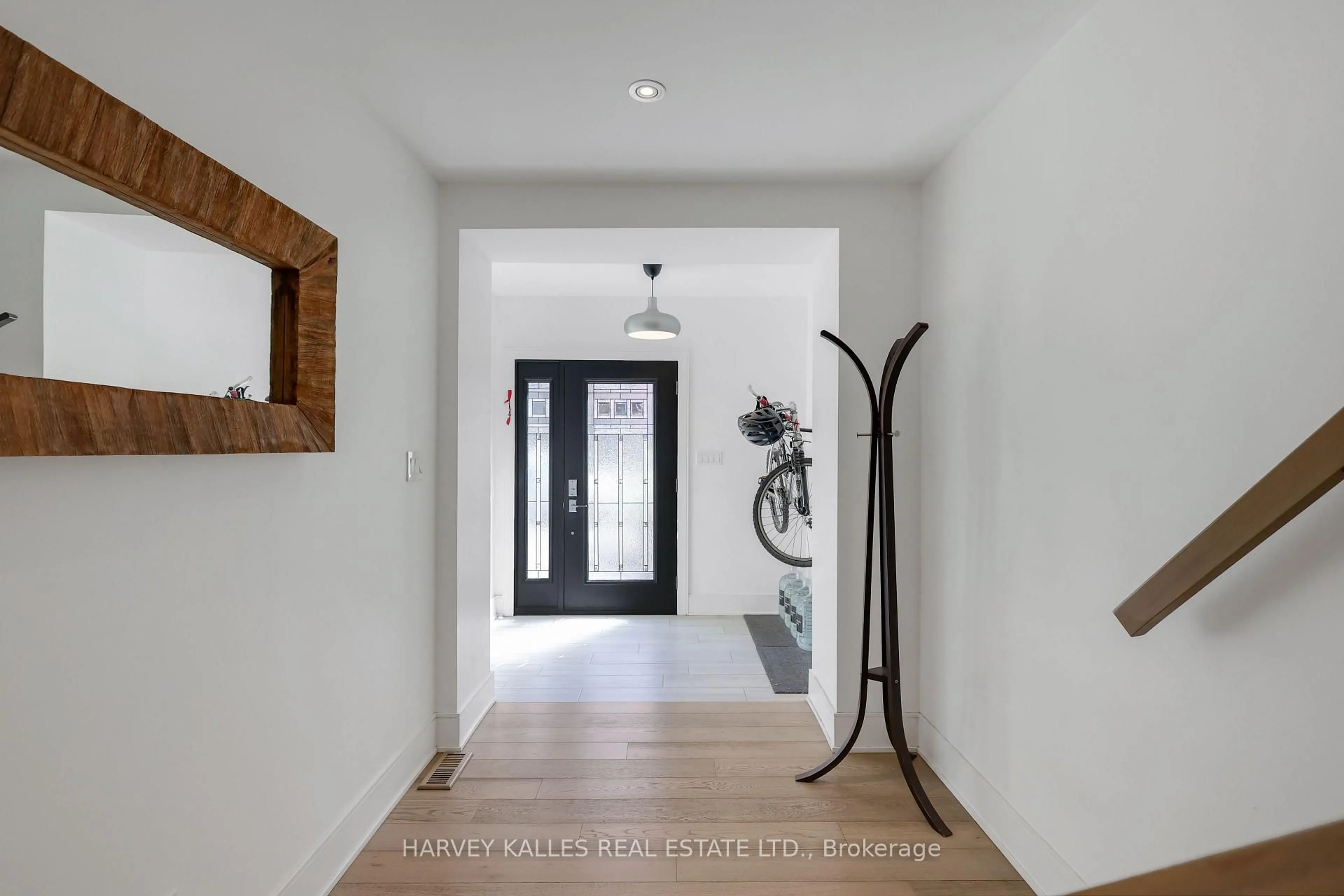 Indoor entryway for 84 Edith Dr, Toronto Ontario M4R 1Z2