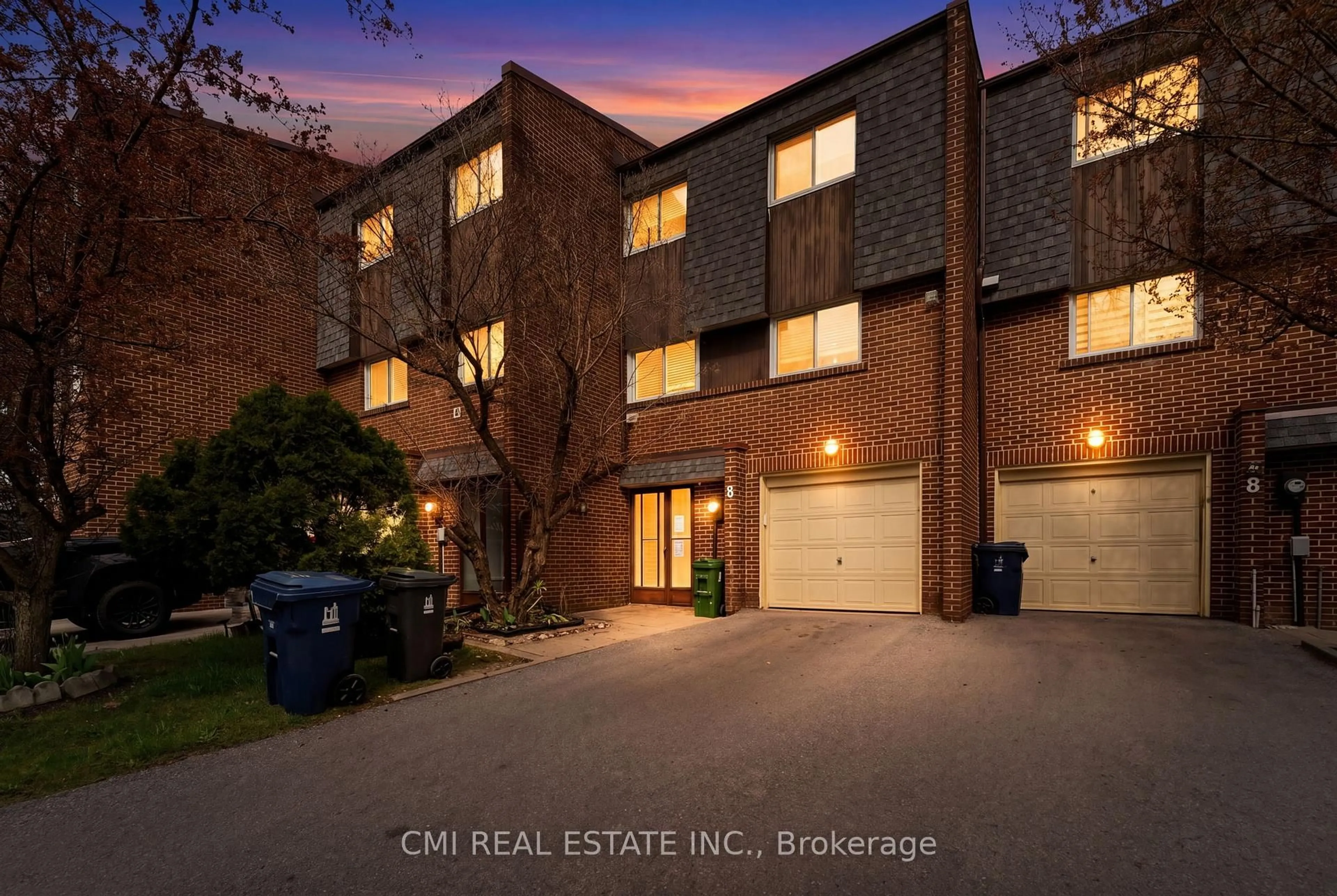 A pic from outside/outdoor area/front of a property/back of a property/a pic from drone, street for 6 Windy Golfway Way, Toronto Ontario M3C 3A7