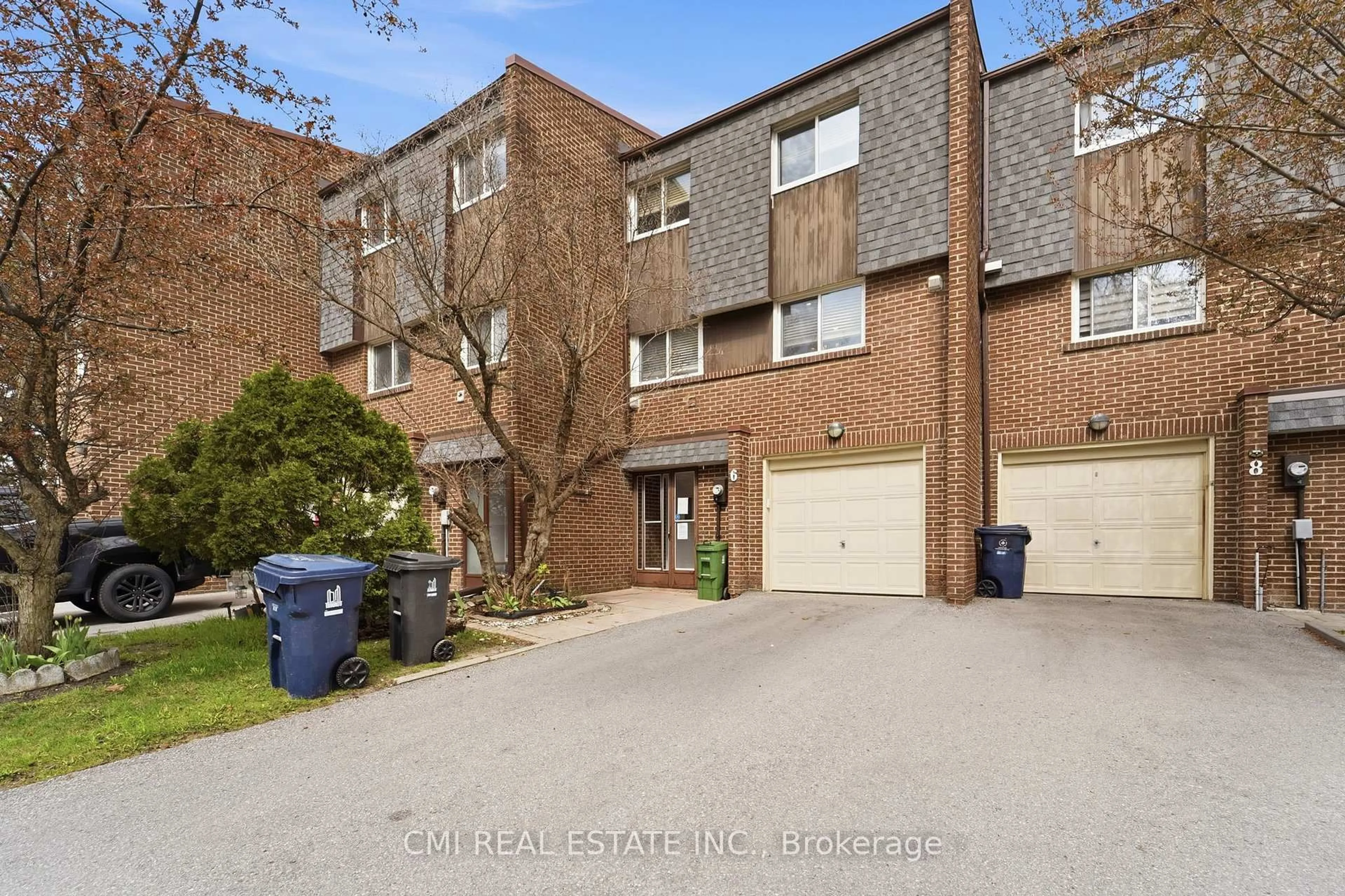 A pic from outside/outdoor area/front of a property/back of a property/a pic from drone, street for 6 Windy Golfway Way, Toronto Ontario M3C 3A7