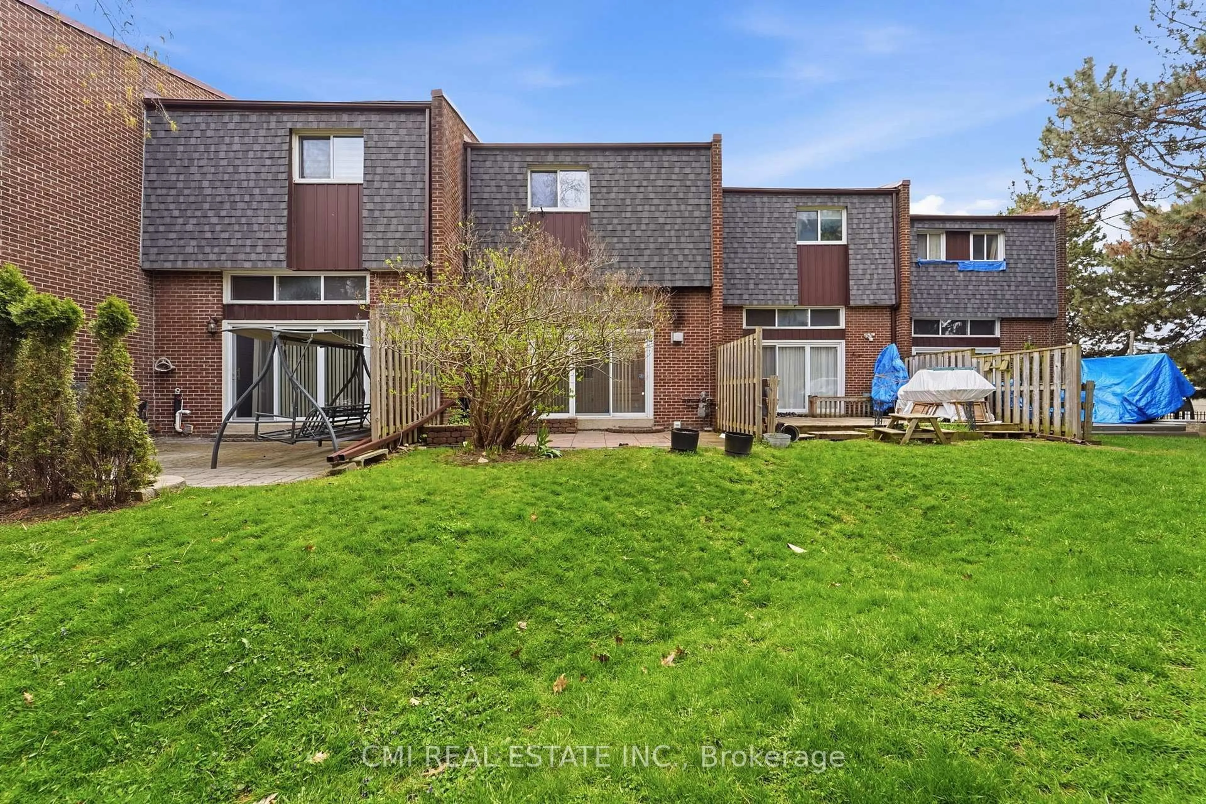 A pic from outside/outdoor area/front of a property/back of a property/a pic from drone, street for 6 Windy Golfway Way, Toronto Ontario M3C 3A7