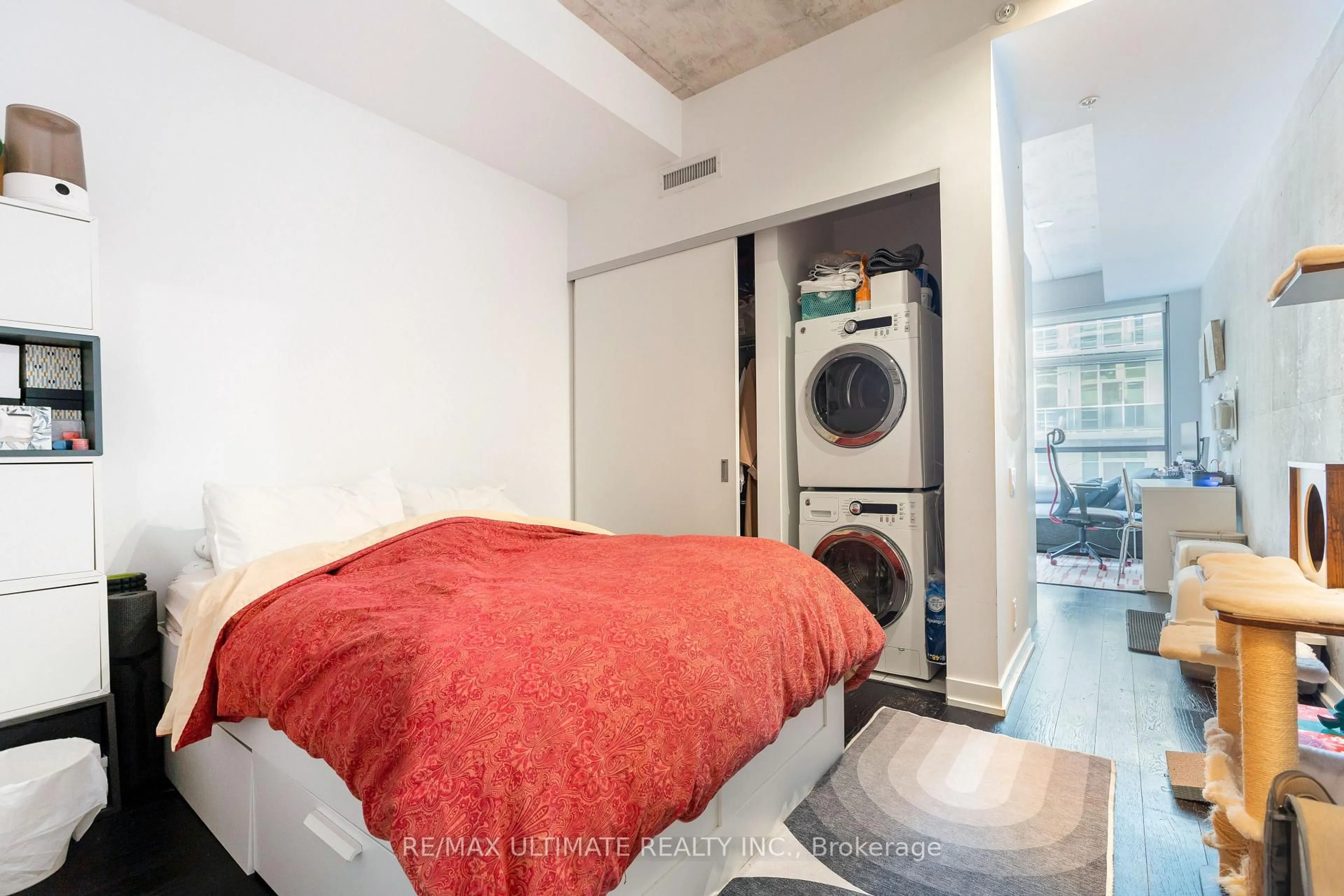 Laundry room for 39 Brant St #206, Toronto Ontario M5V 0M8