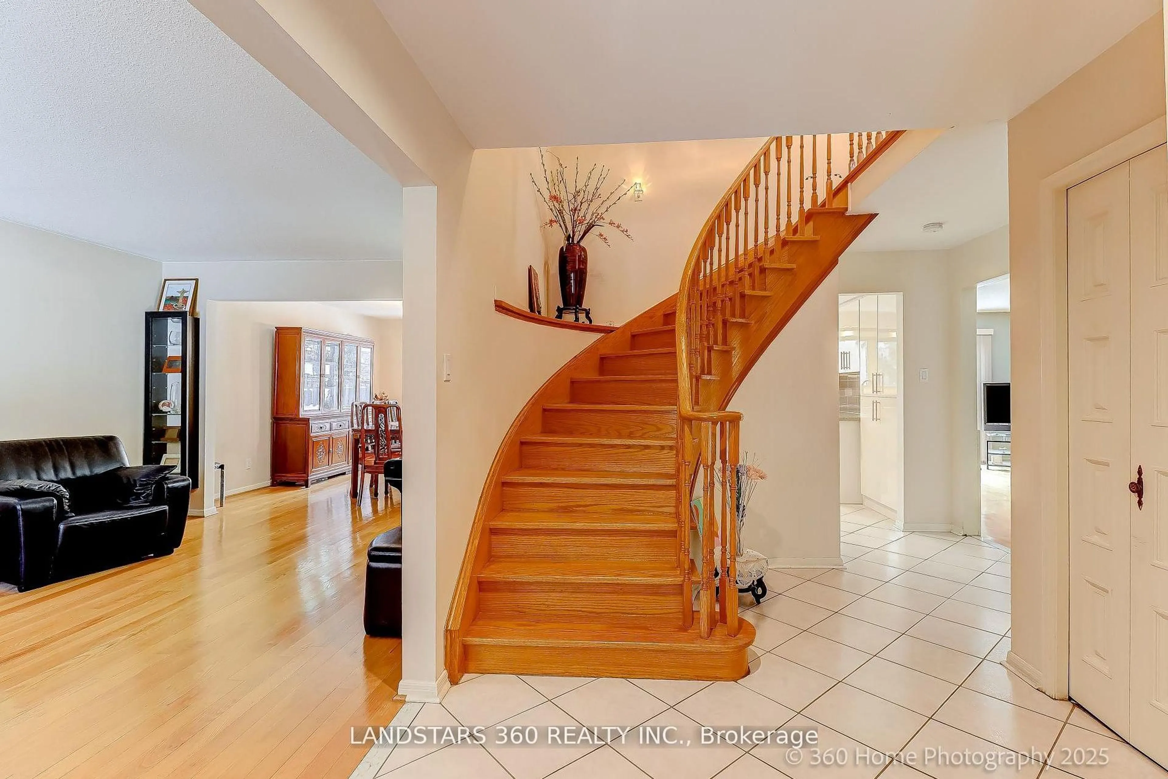 Indoor foyer for 31 Whitehorn Cres, Toronto Ontario M2J 3B1