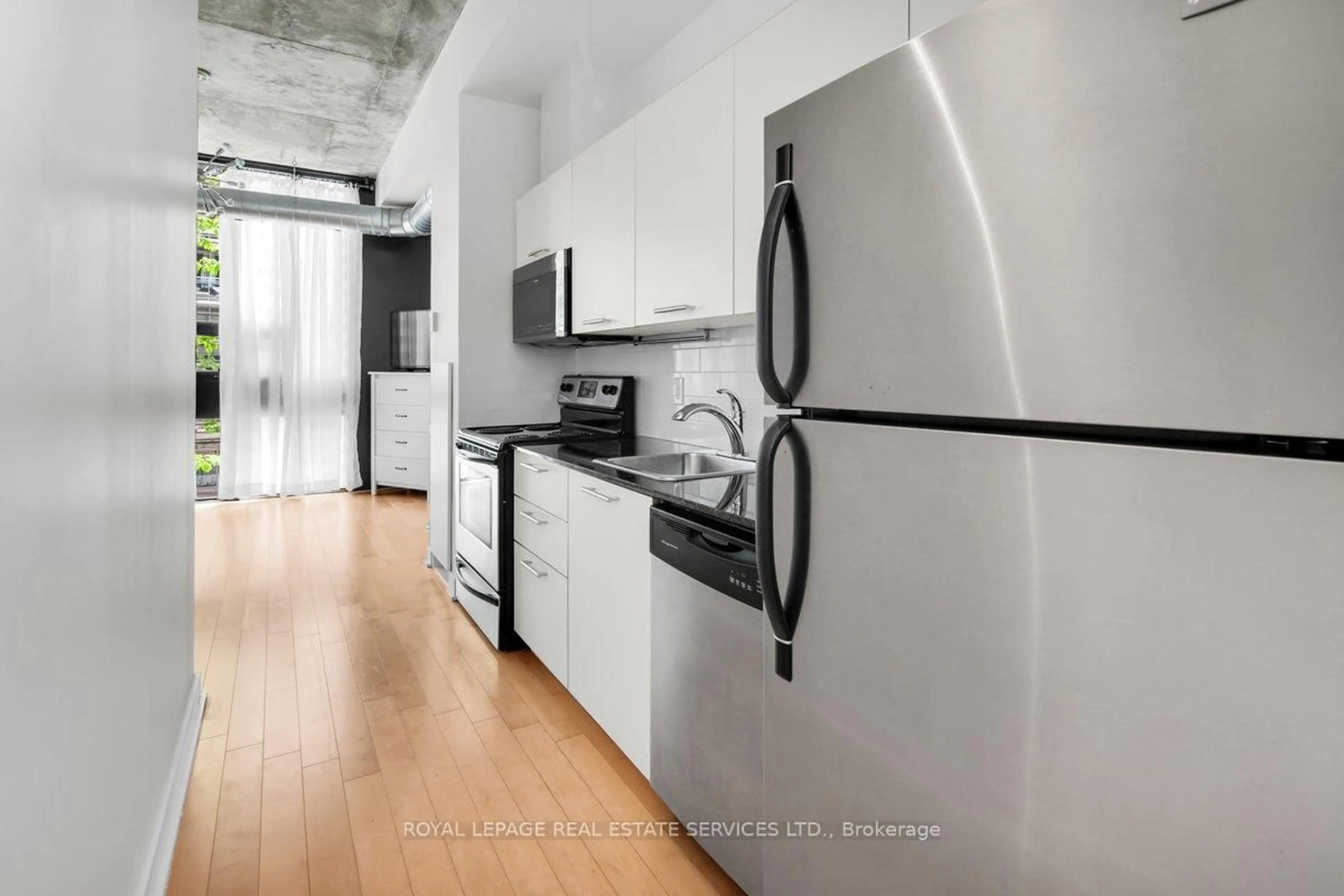 Standard kitchen, unknown for 60 Bathurst St #210, Toronto Ontario M5V 2P7