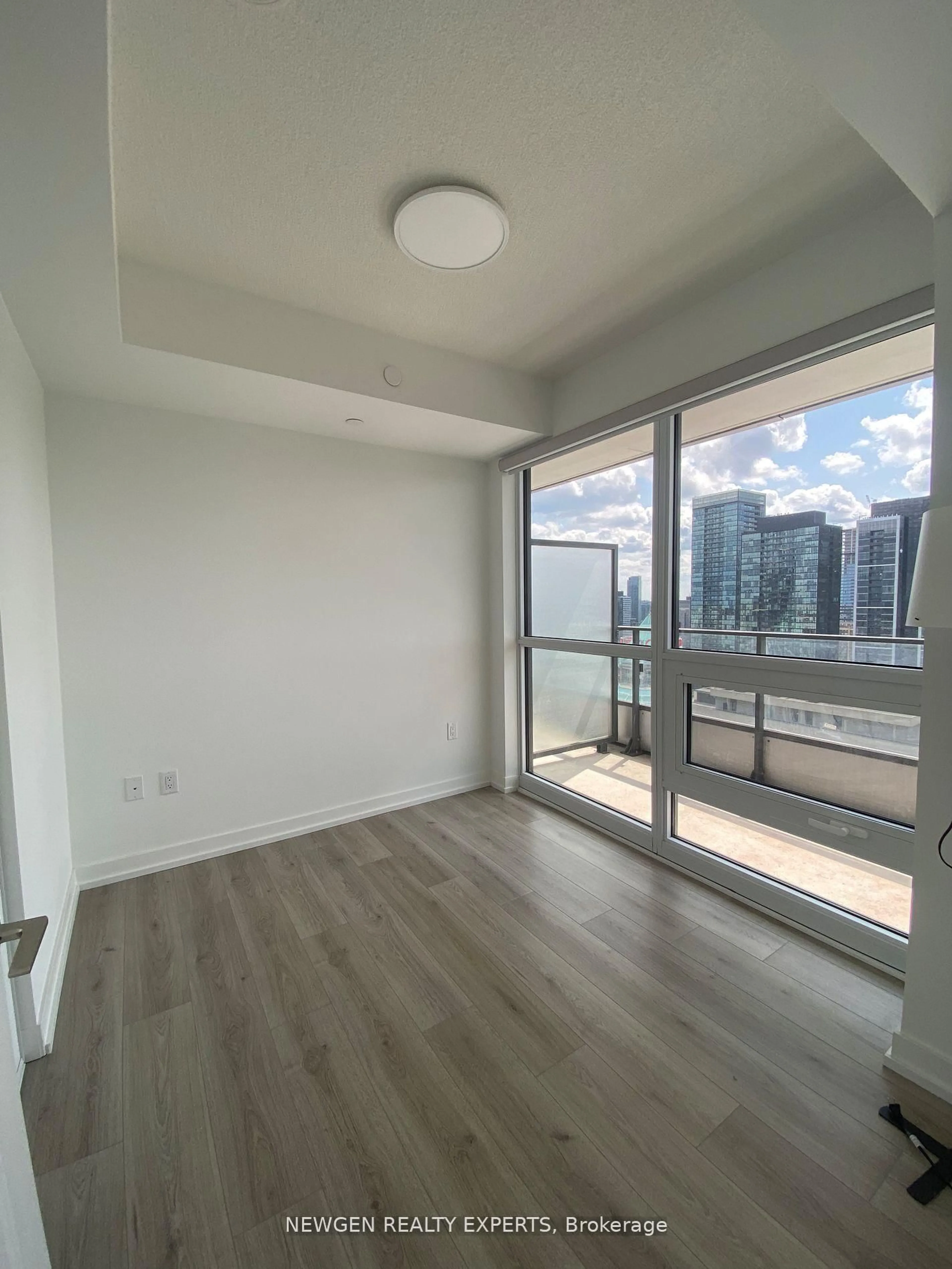 A pic of a room for 395 Bloor St #3004, Toronto Ontario M4W 0B4
