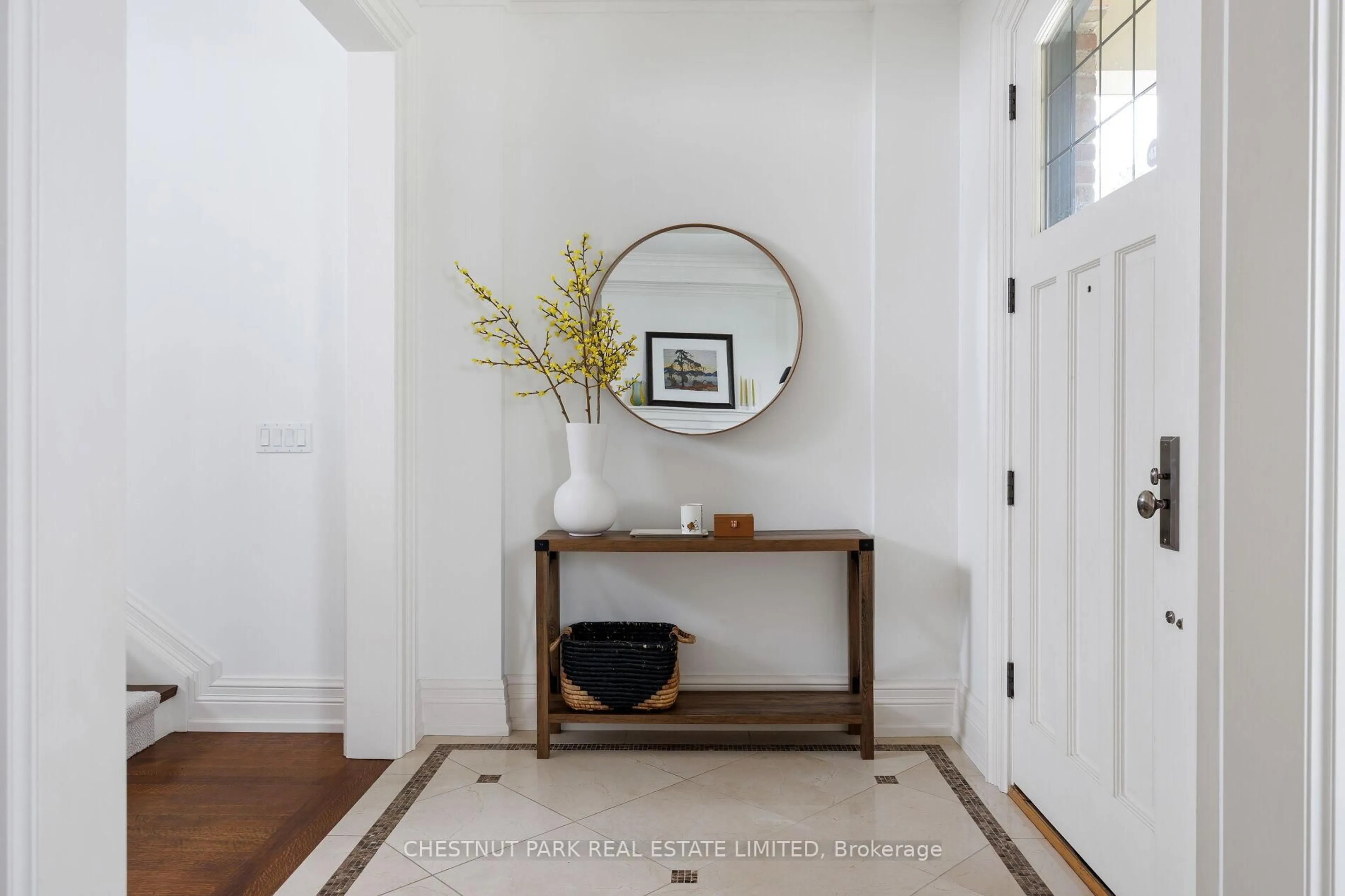 Indoor entryway for 7 Strathgowan Cres, Toronto Ontario M4N 2Z6