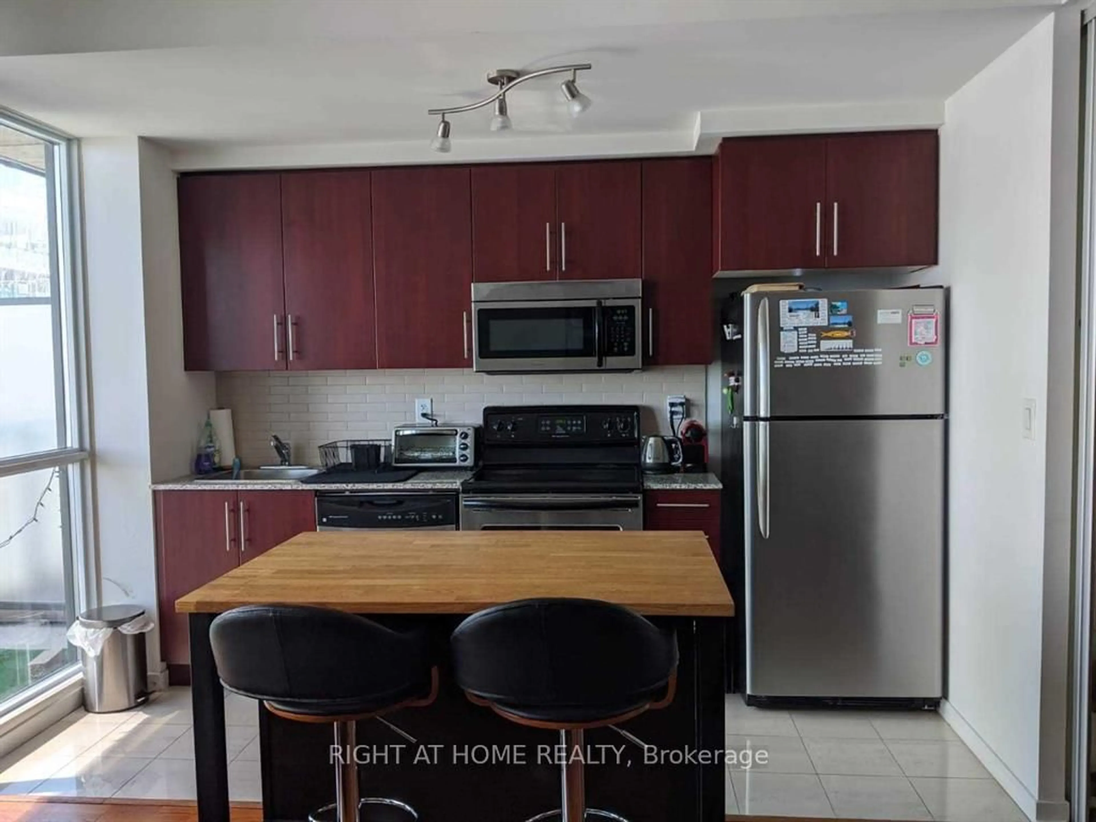 Standard kitchen, unknown for 55 Bremner Blvd #3411, Toronto Ontario M5J 0A6