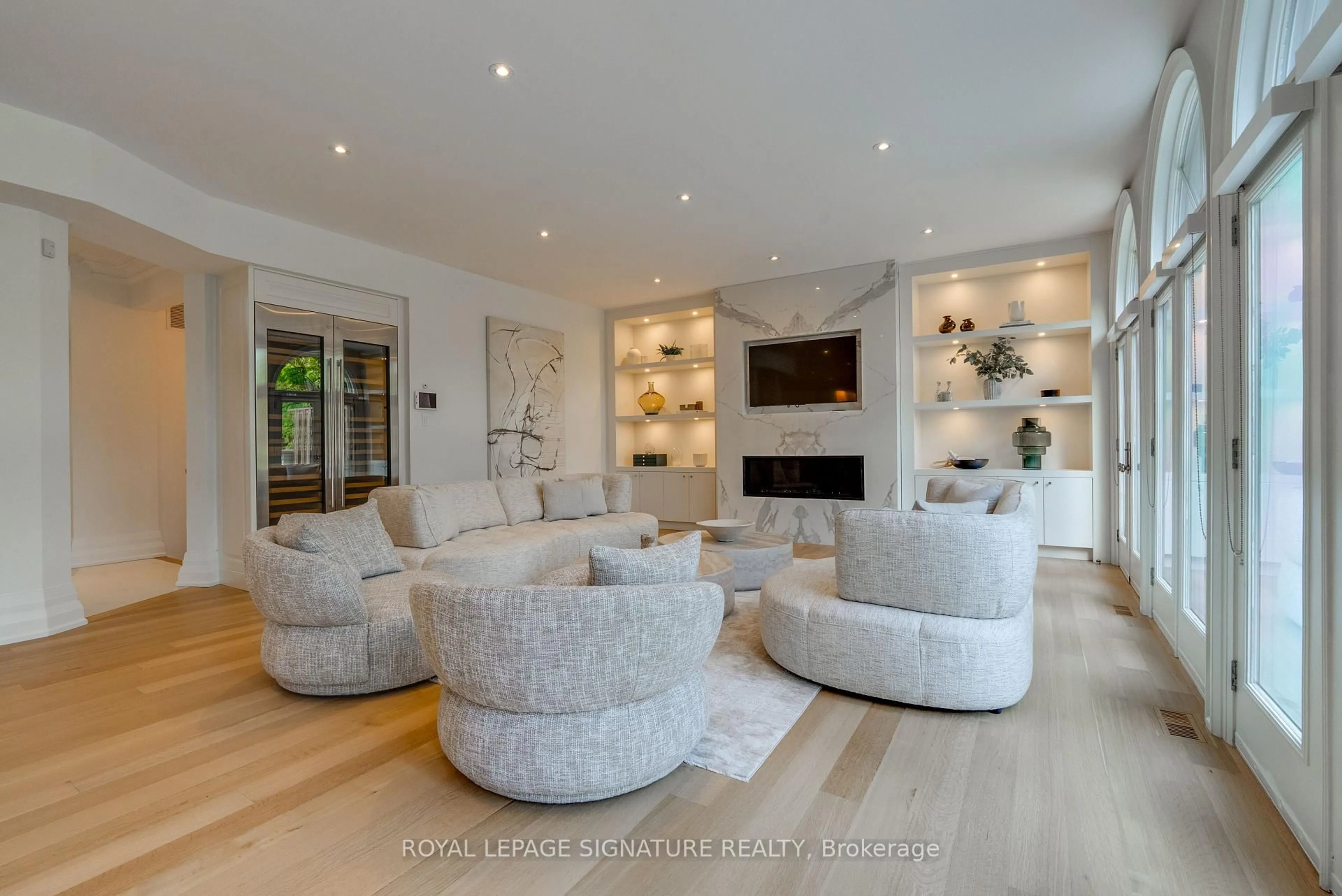 Living room with furniture, unknown for 27 Teddington Park Ave, Toronto Ontario M4N 2C4