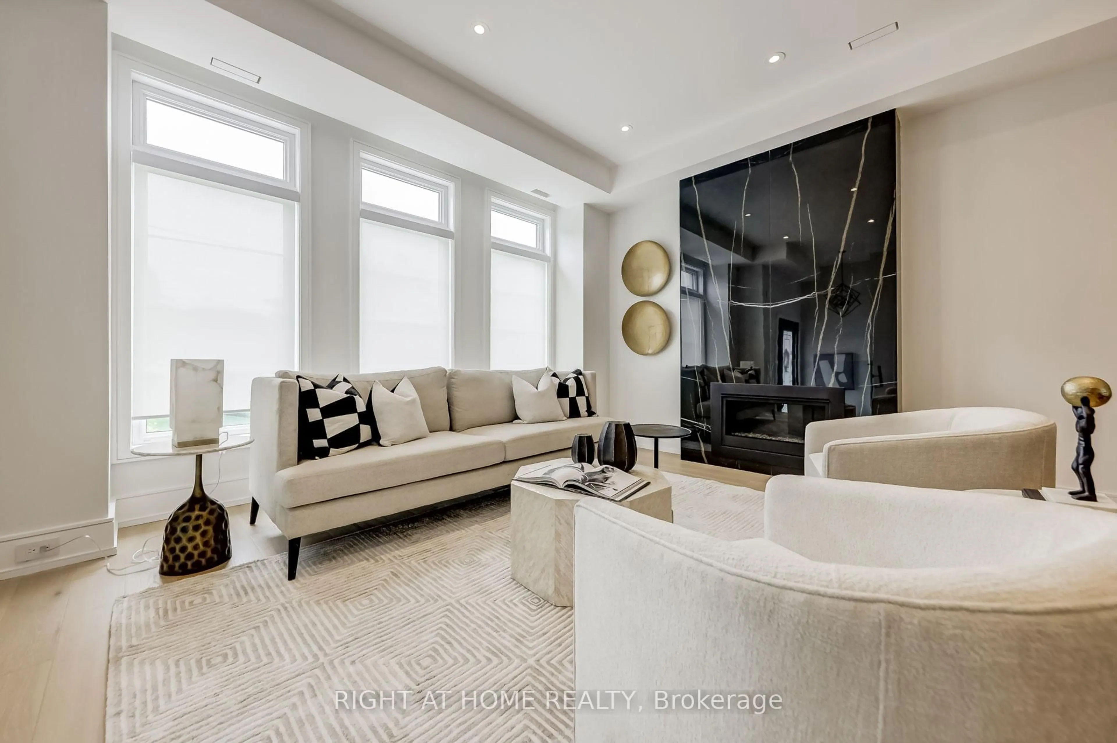 Living room with furniture, unknown for 102 Parklea Dr, Toronto Ontario M4G 2J8