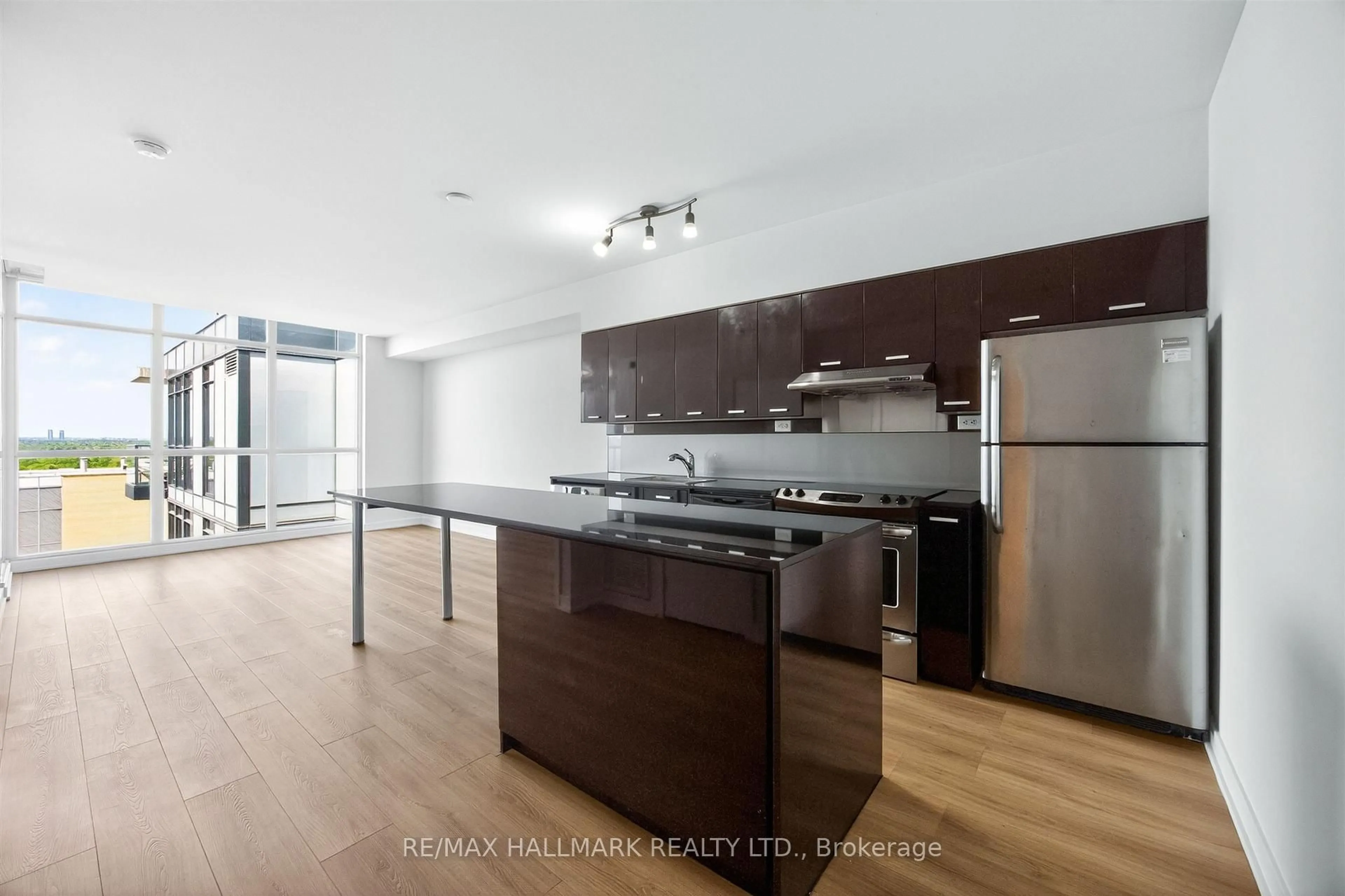 Open concept kitchen, wood/laminate floor for 19 Singer Crt #PH16, Toronto Ontario M2K 0B2