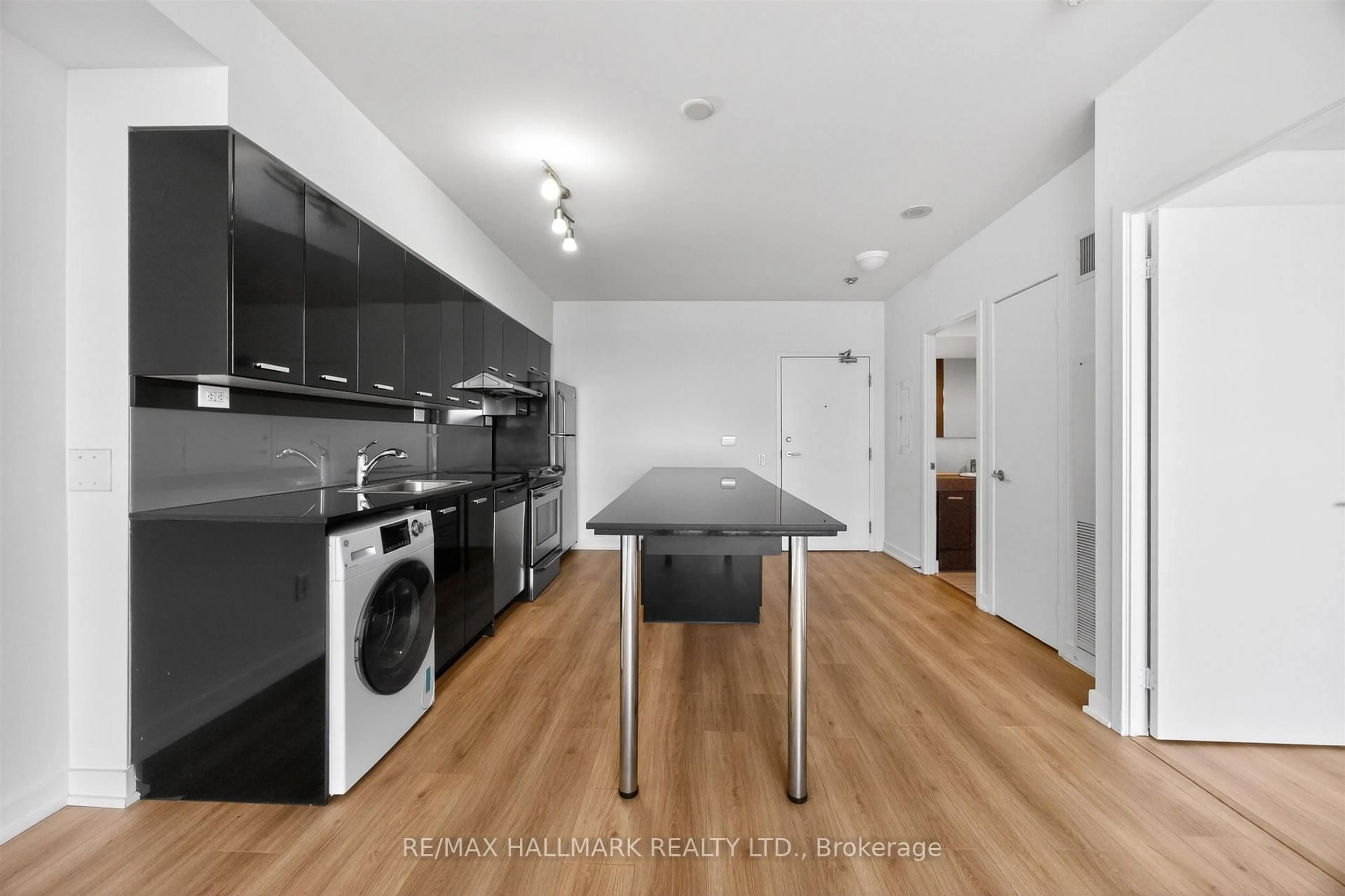 Standard kitchen, wood/laminate floor for 19 Singer Crt #PH16, Toronto Ontario M2K 0B2