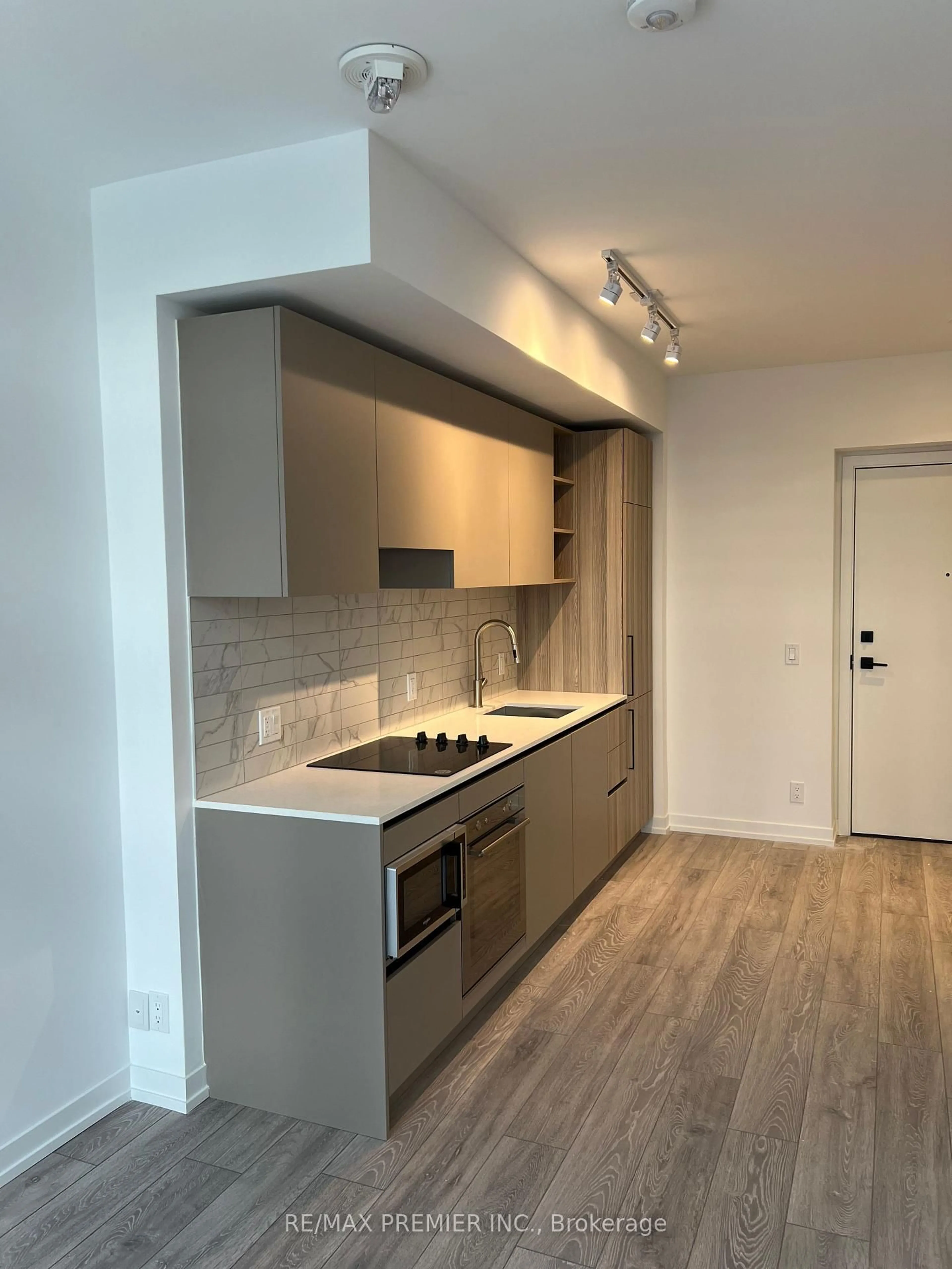 Standard kitchen, unknown for 55 Mercer St #1007, Toronto Ontario M5V 0W4