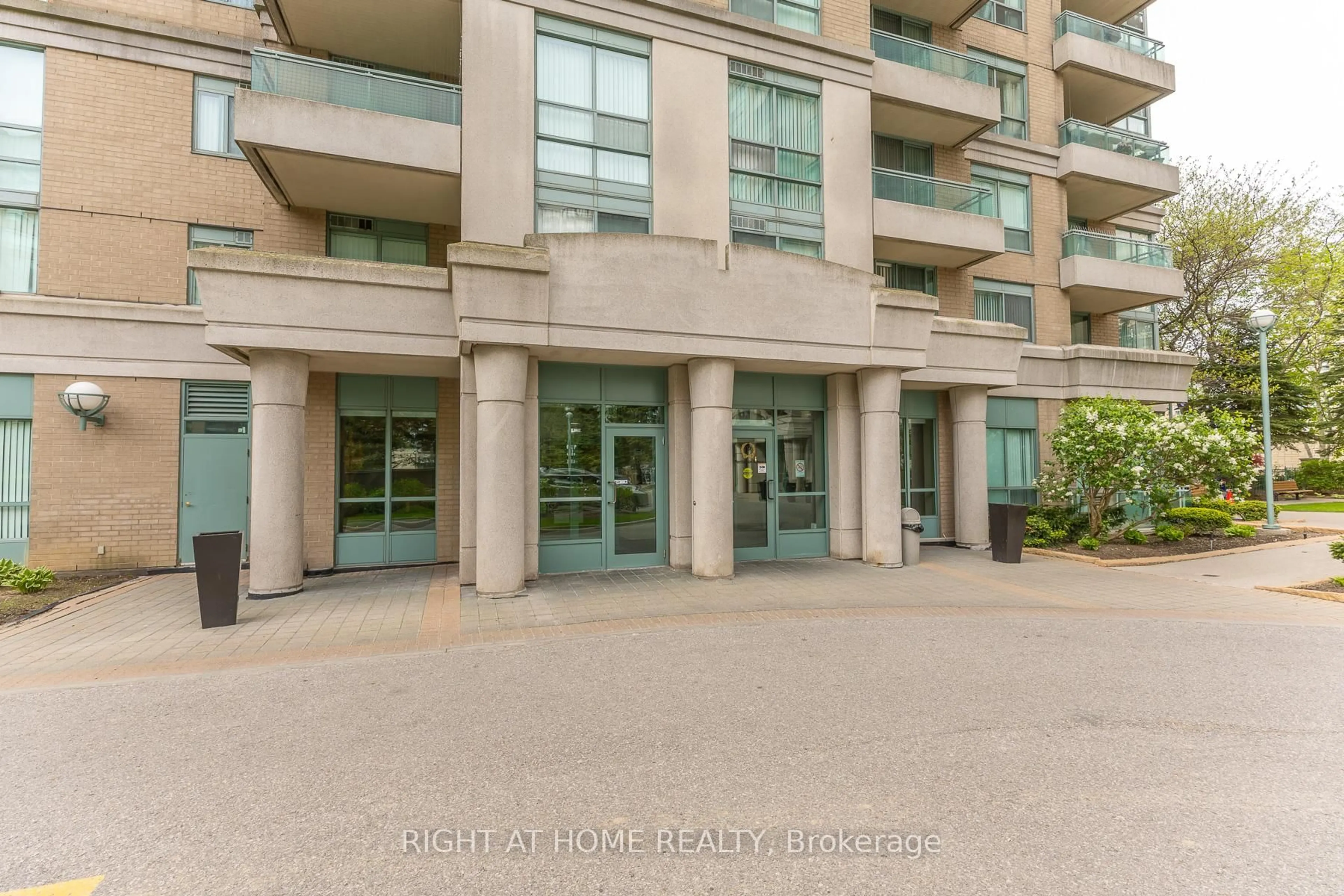 Indoor foyer for 3 Pemberton Ave #1706, Toronto Ontario M2M 4M1