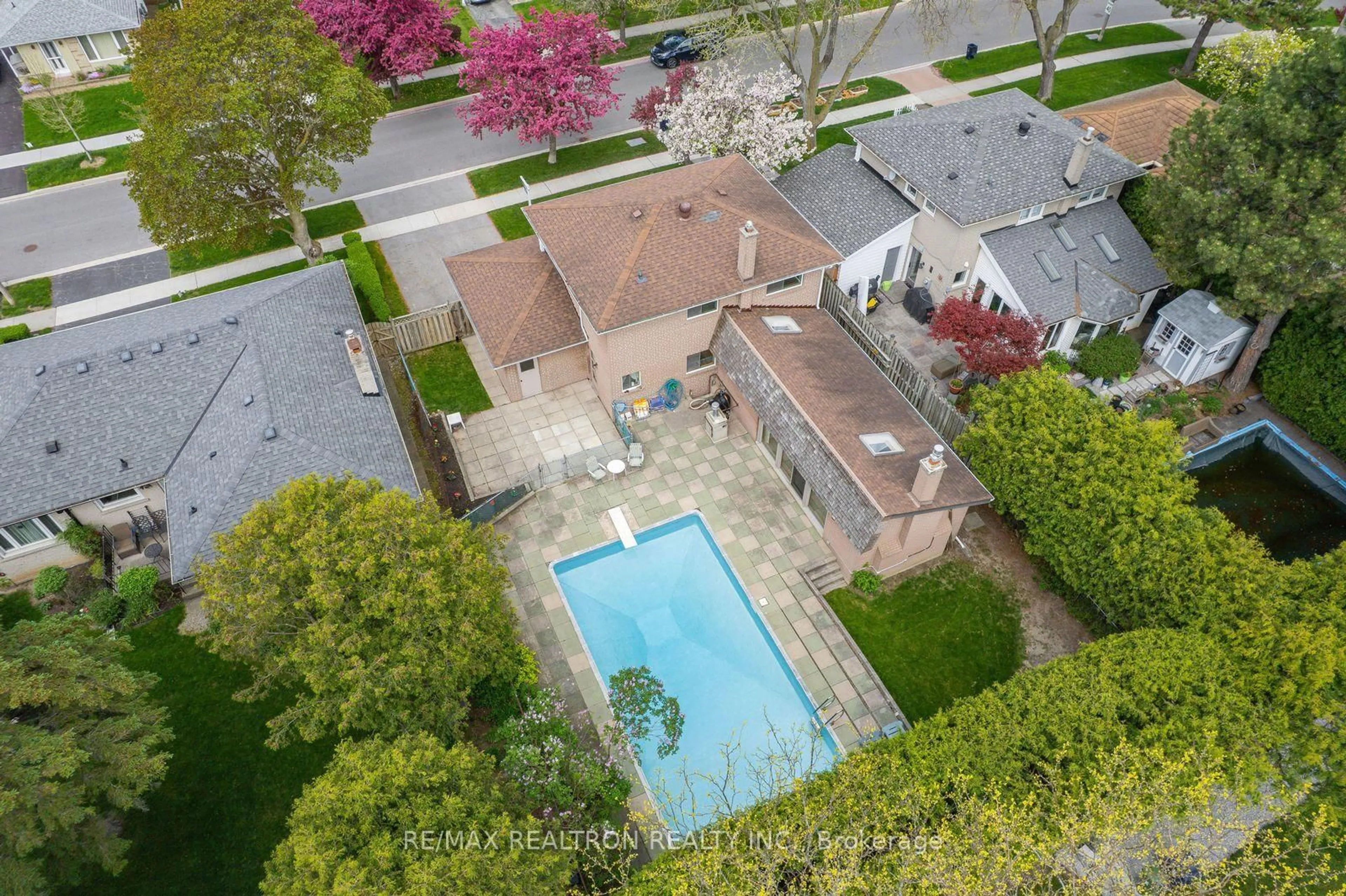 A pic from outside/outdoor area/front of a property/back of a property/a pic from drone, street for 85 Clansman Blvd, Toronto Ontario M2H 1X7