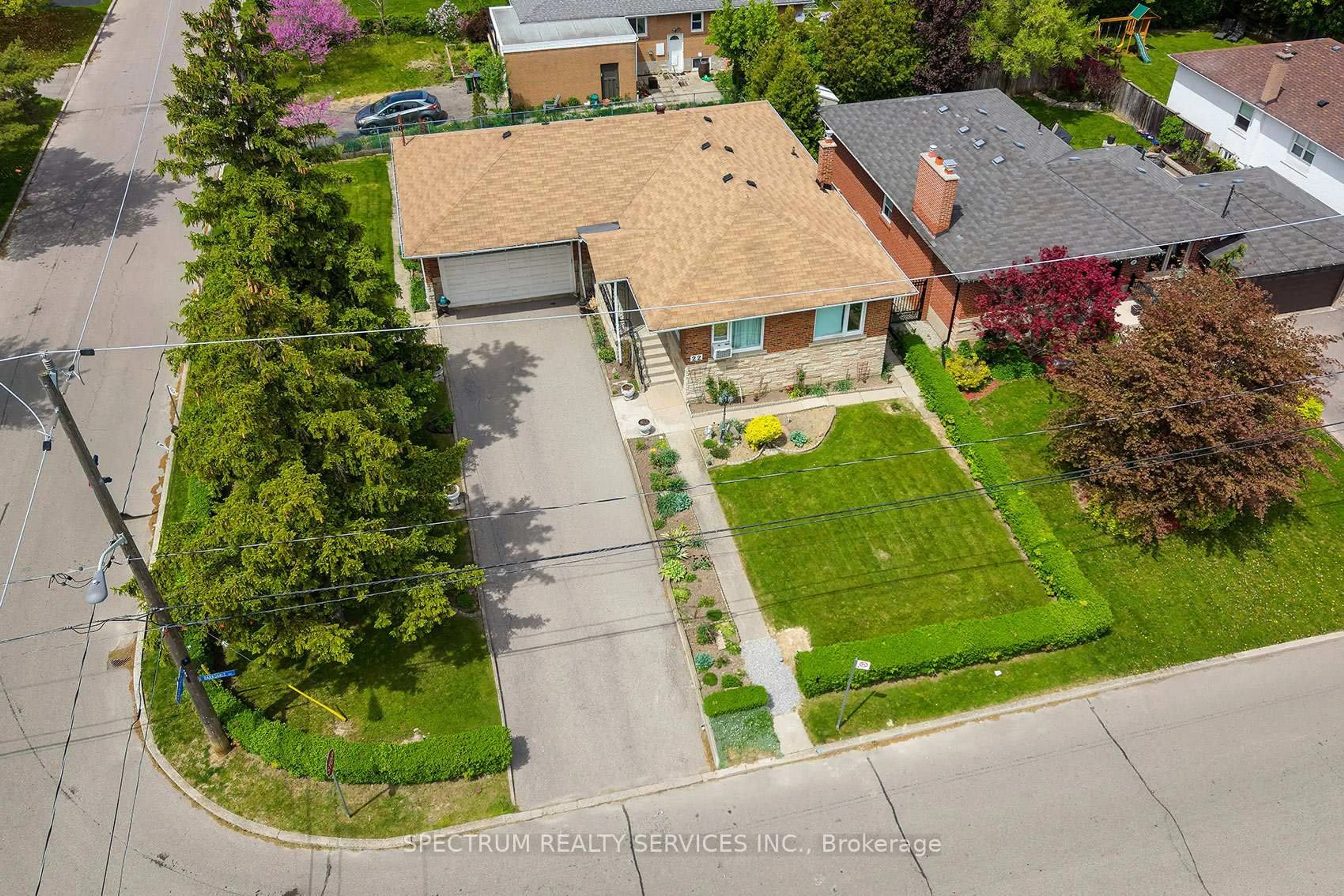 A pic from outside/outdoor area/front of a property/back of a property/a pic from drone, street for 22 Barksdale Ave, Toronto Ontario M3H 4S3