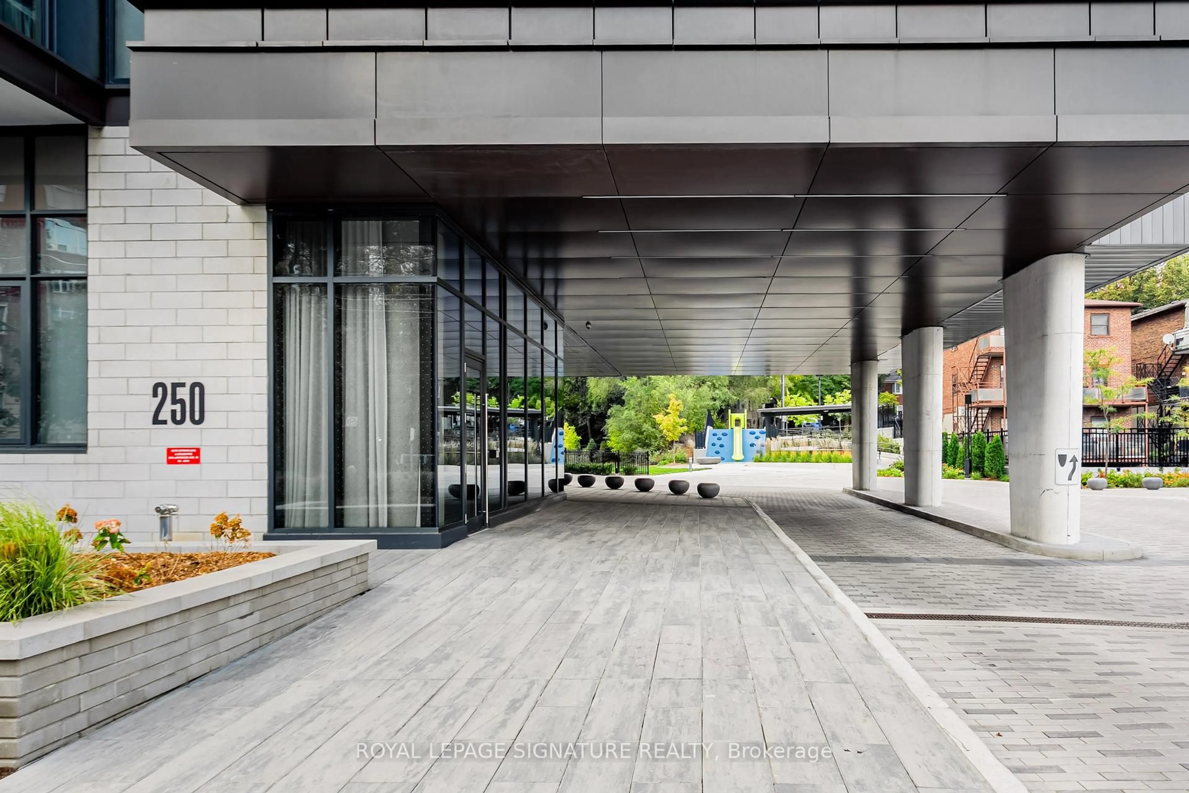 Indoor foyer for 250 Lawrence Ave #609, Toronto Ontario M5M 1B2