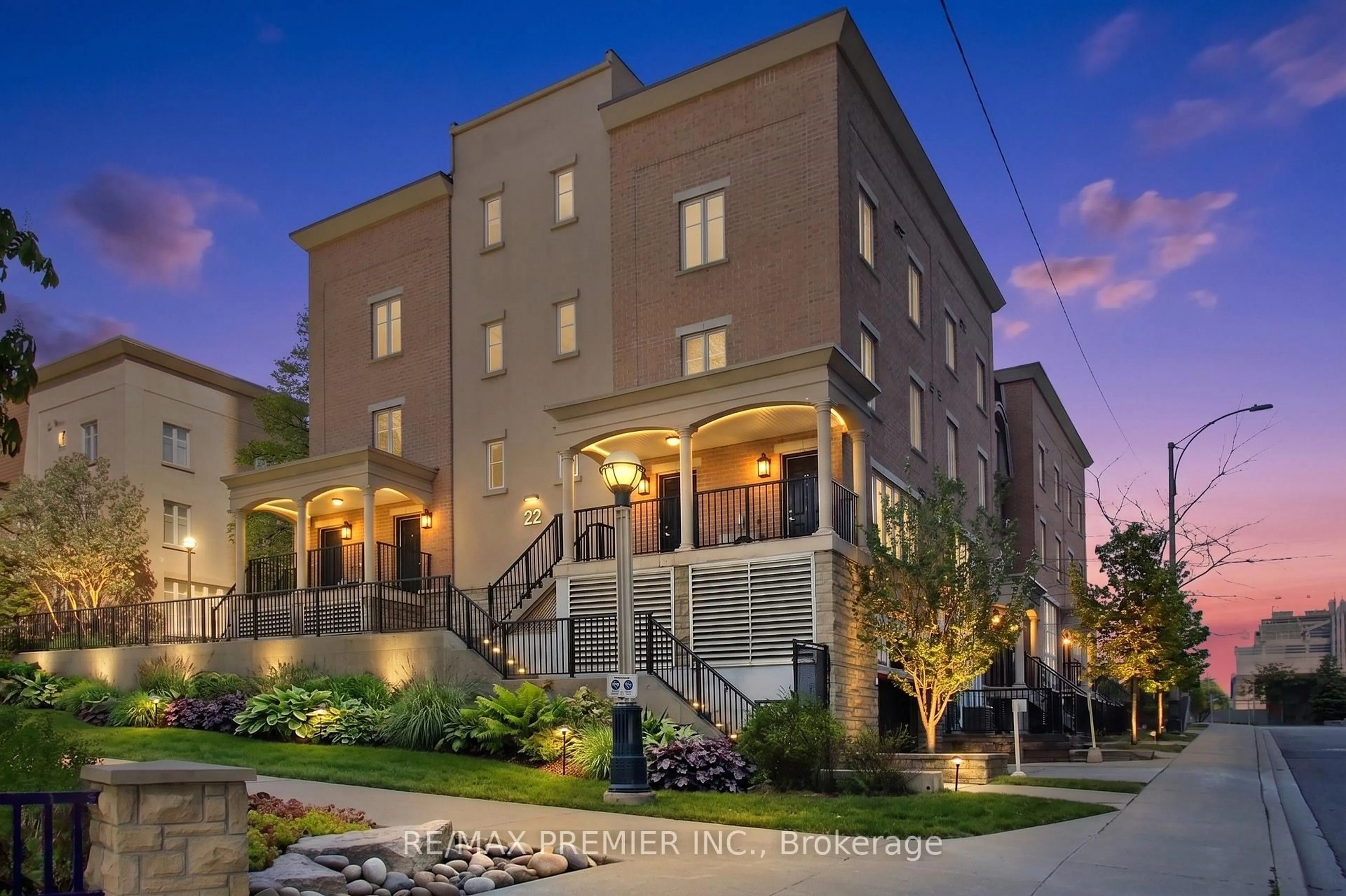Patio, building for 22 Western Battery Rd #109, Toronto Ontario M6K 3N9