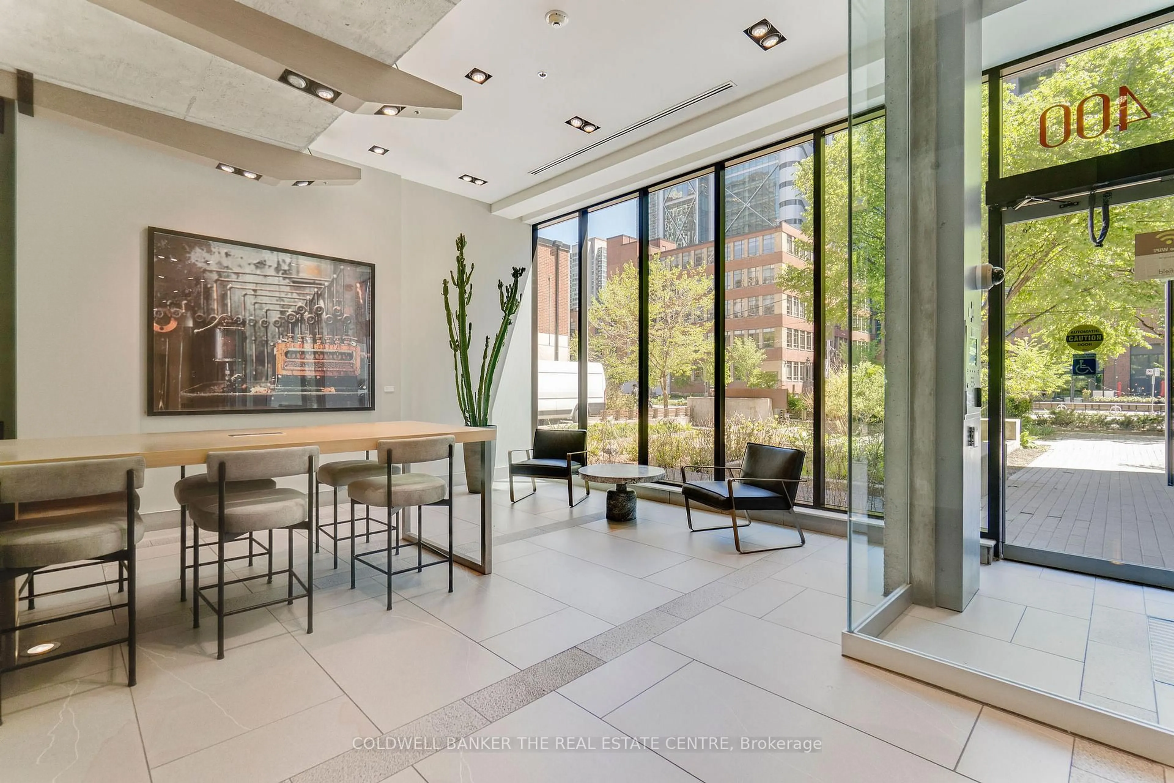 Indoor foyer for 400 Wellington St #802, Toronto Ontario M5V 0B5