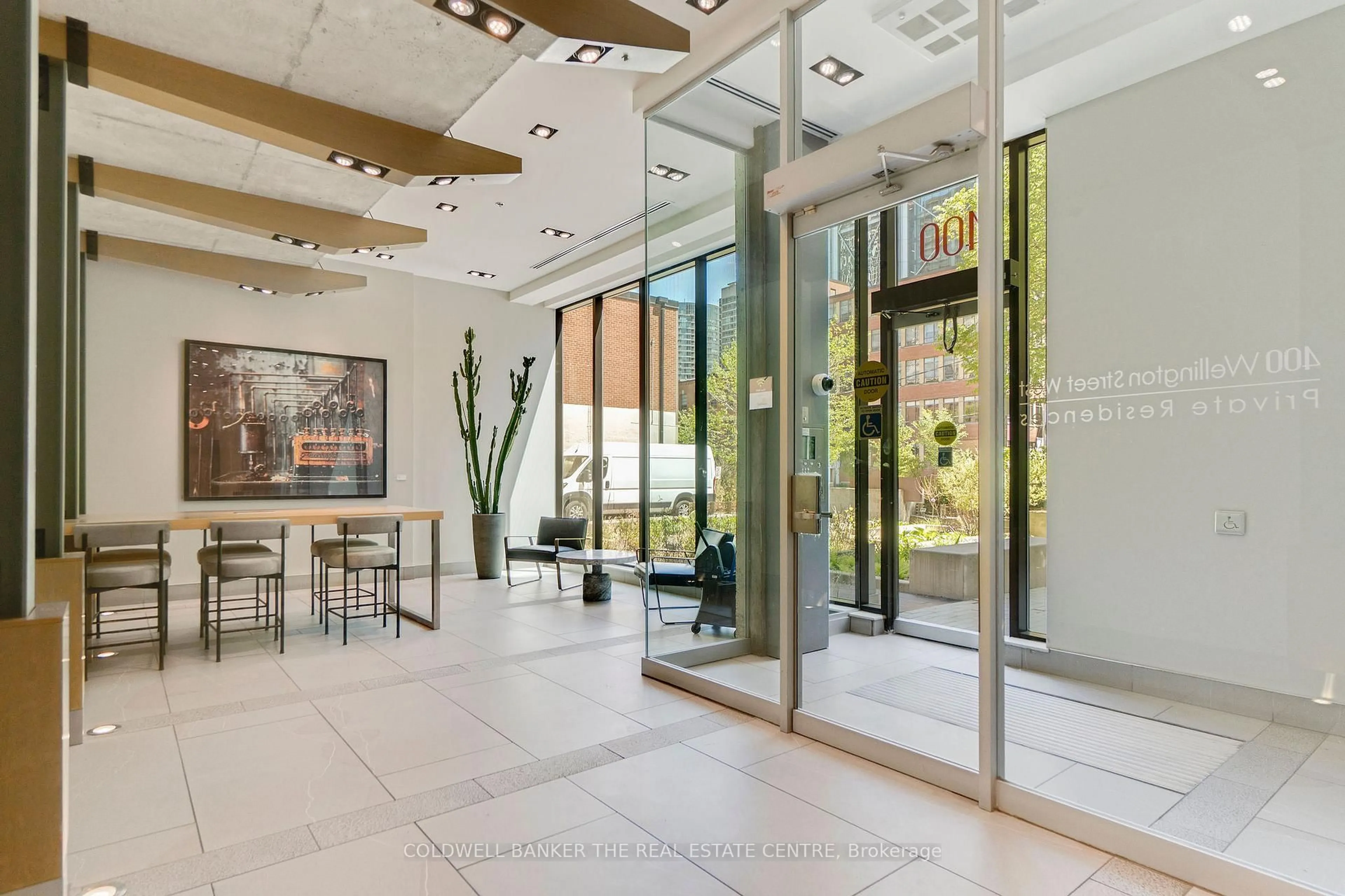 Indoor foyer for 400 Wellington St #802, Toronto Ontario M5V 0B5