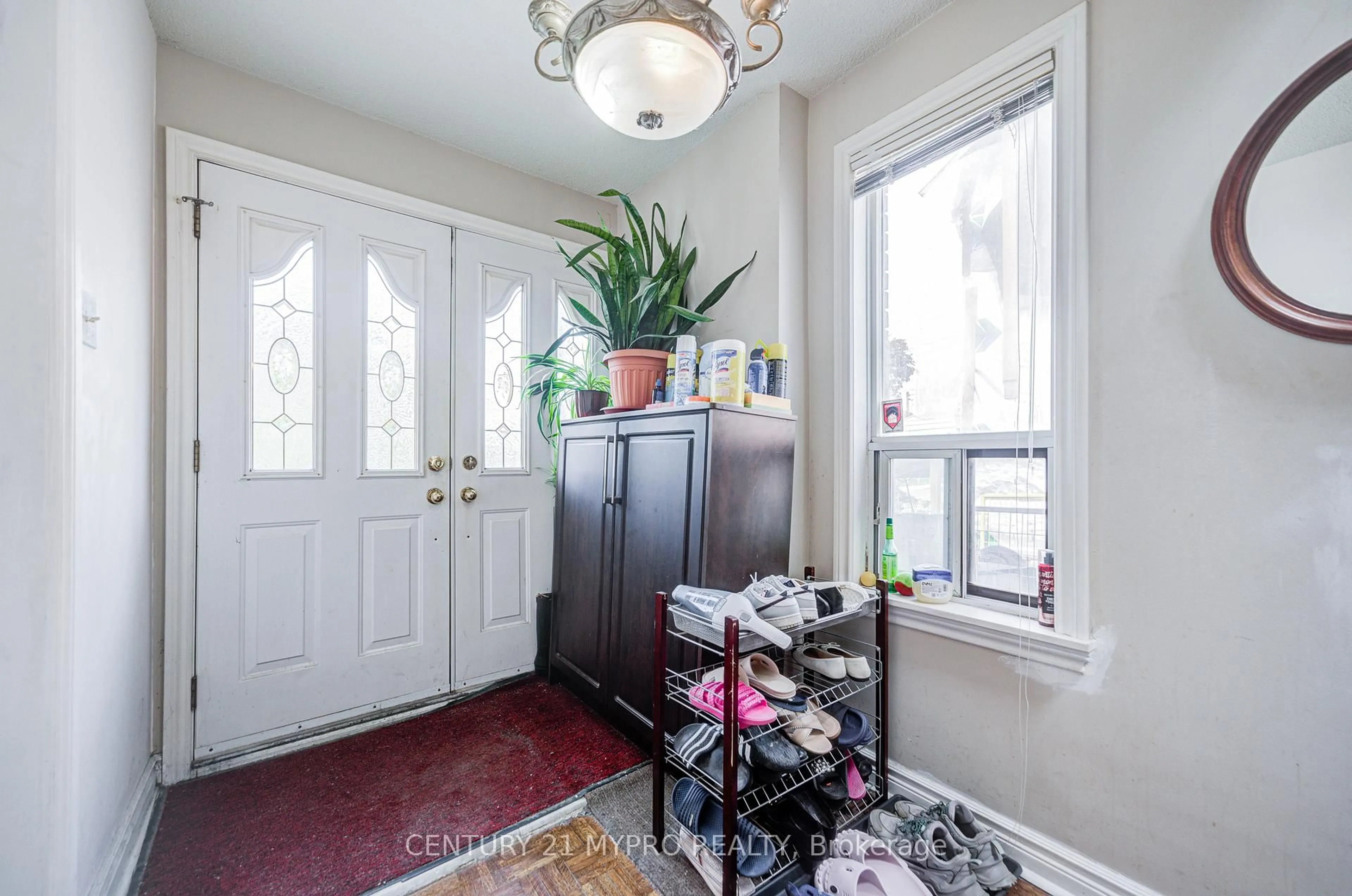 Indoor entryway for 211 Bellwoods Ave, Toronto Ontario M6J 2R2