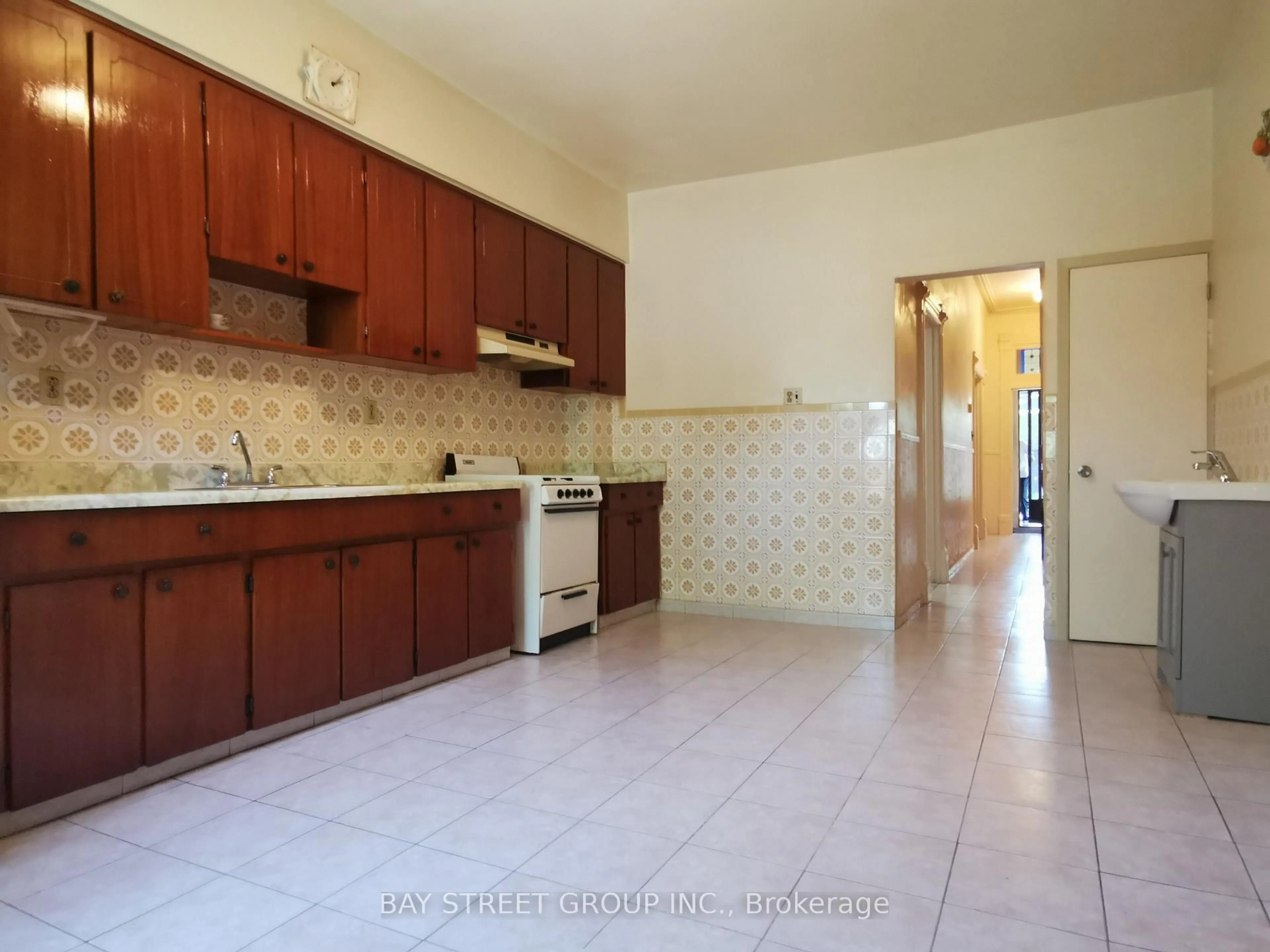 Standard kitchen, ceramic/tile floor for 35 Borden St, Toronto Ontario M5S 2M8