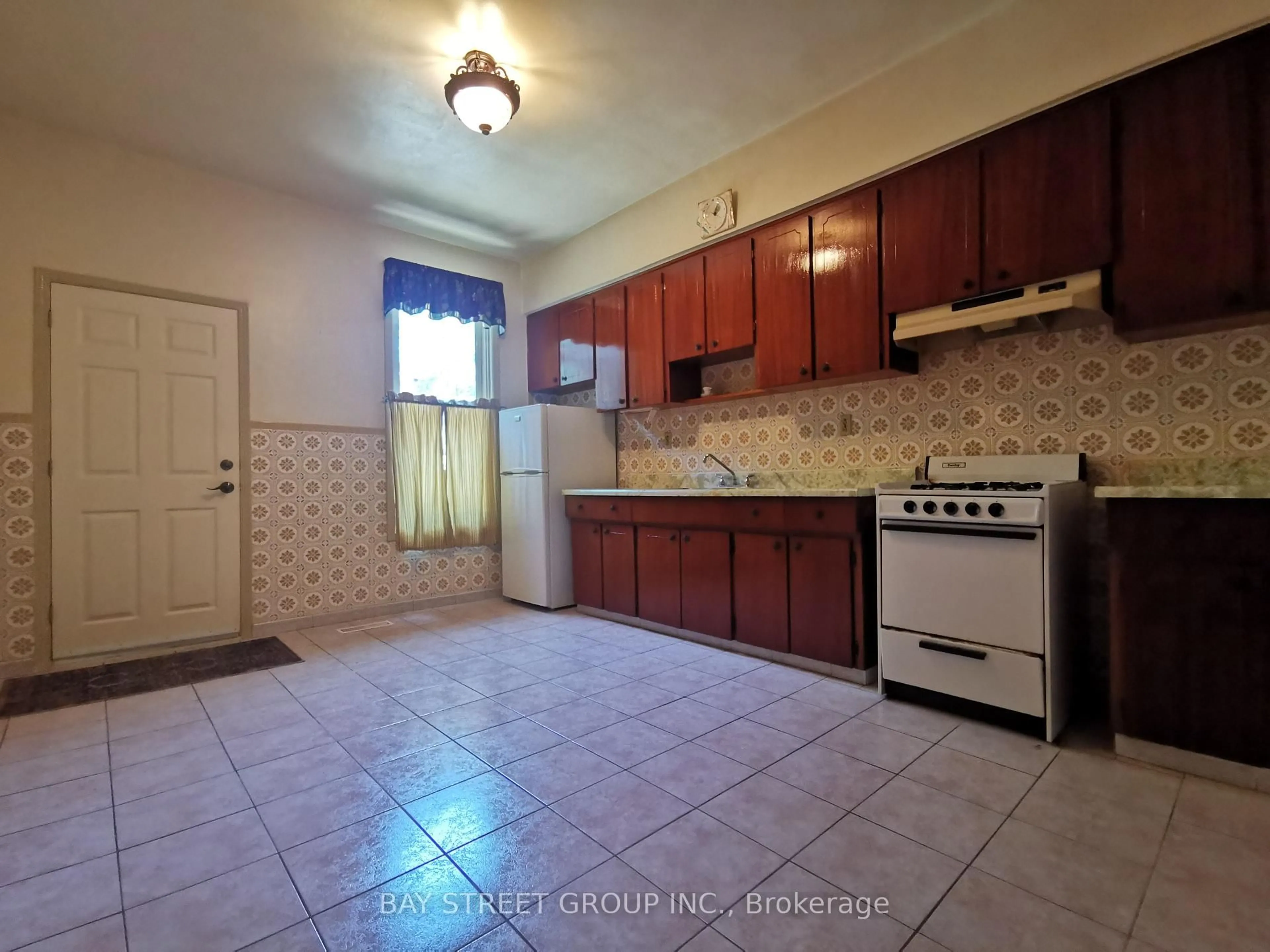Standard kitchen, ceramic/tile floor for 35 Borden St, Toronto Ontario M5S 2M8
