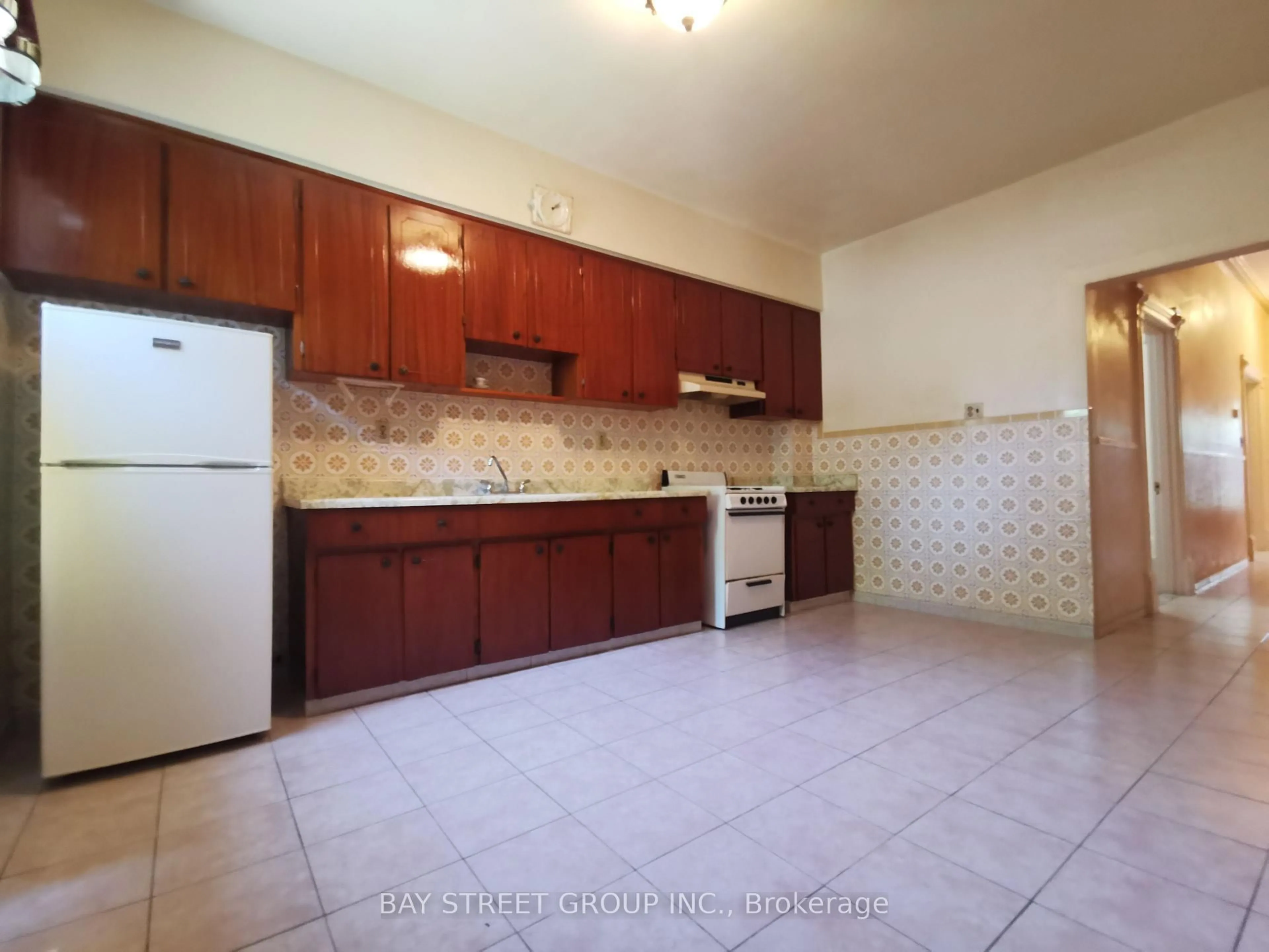 Standard kitchen, ceramic/tile floor for 35 Borden St, Toronto Ontario M5S 2M8