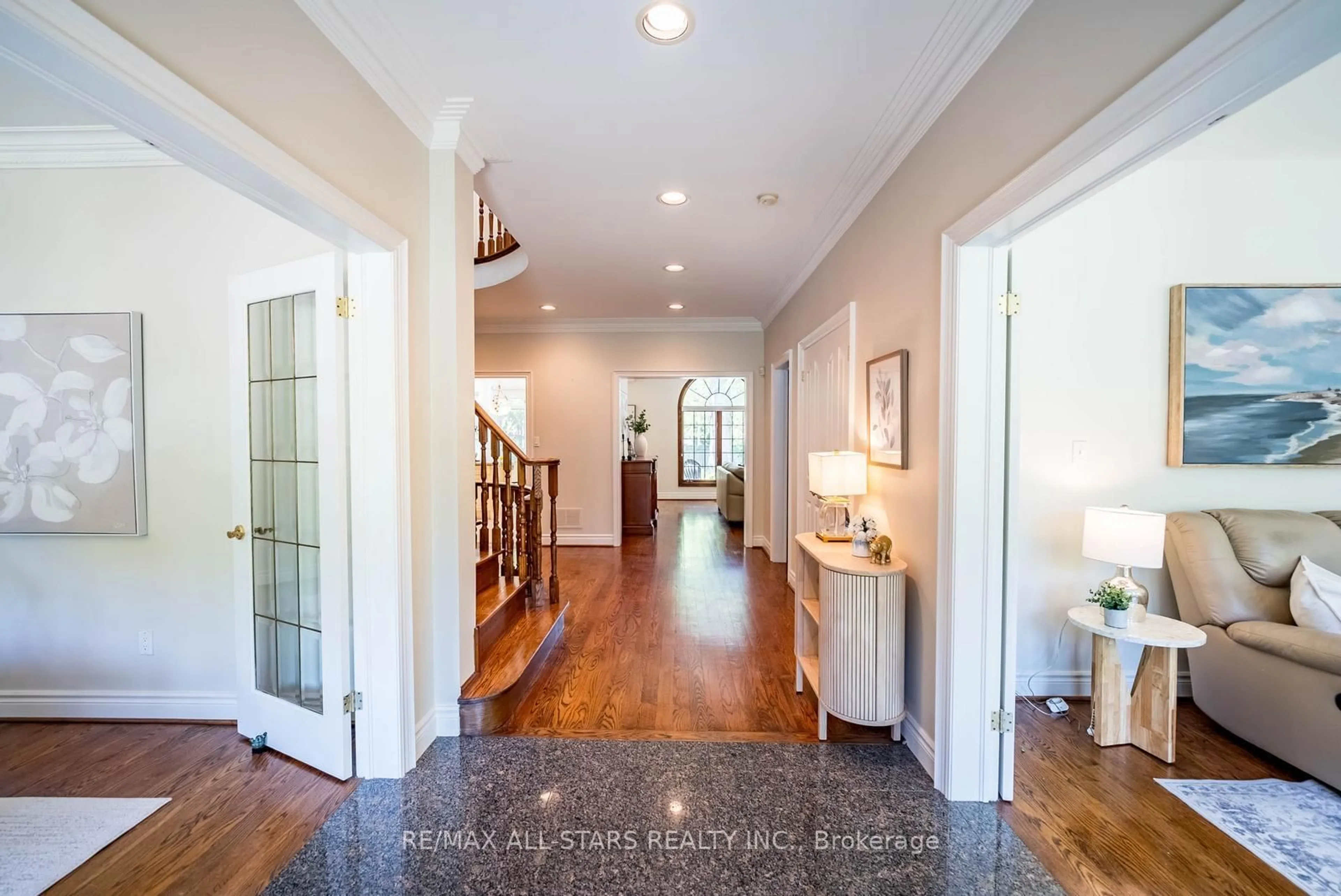 Indoor foyer for 41 Deepwood Cres, Toronto Ontario M3C 1N7