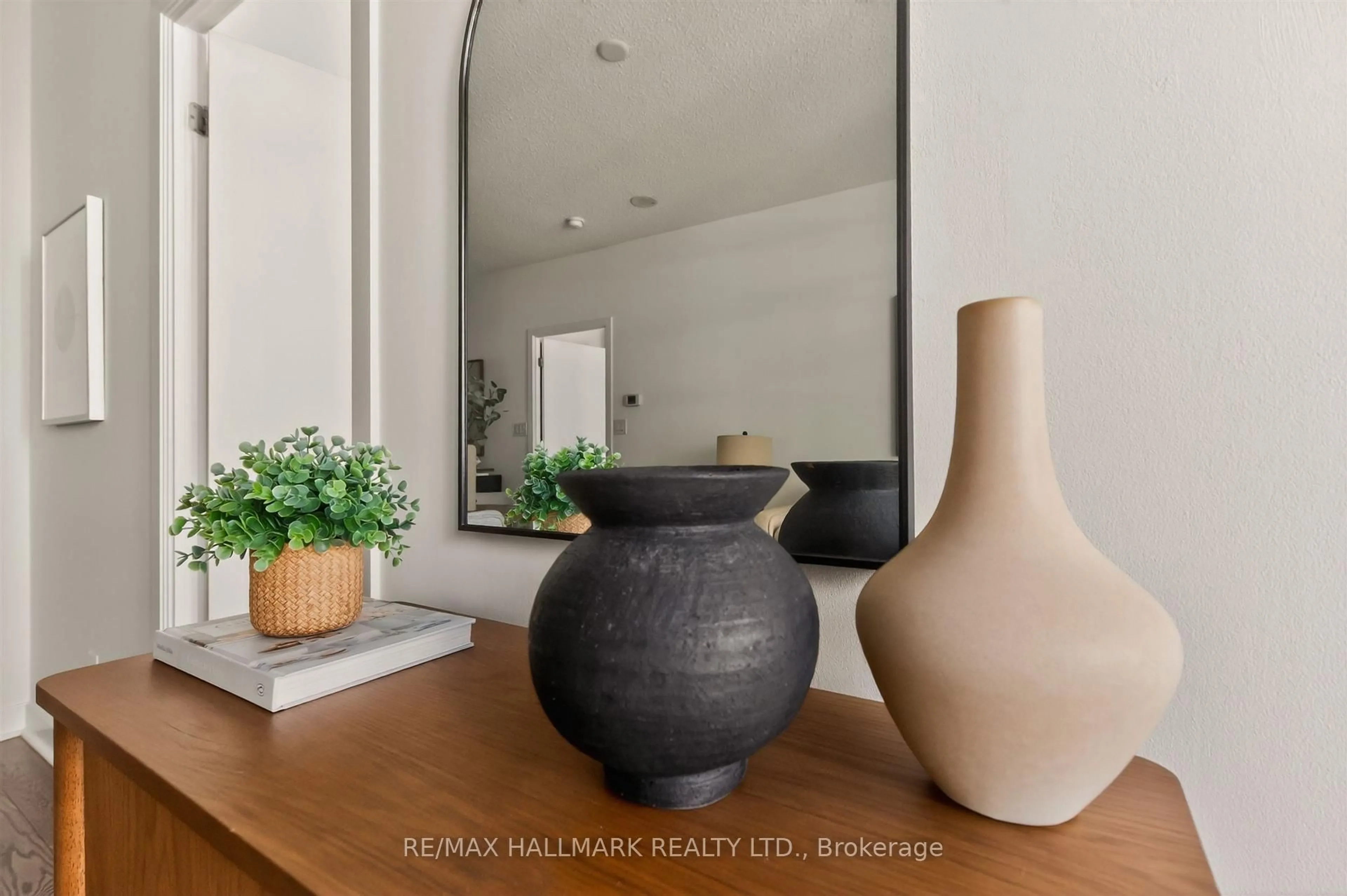 Indoor entryway for 18 Harbour St #2211, Toronto Ontario M6J 2Z6