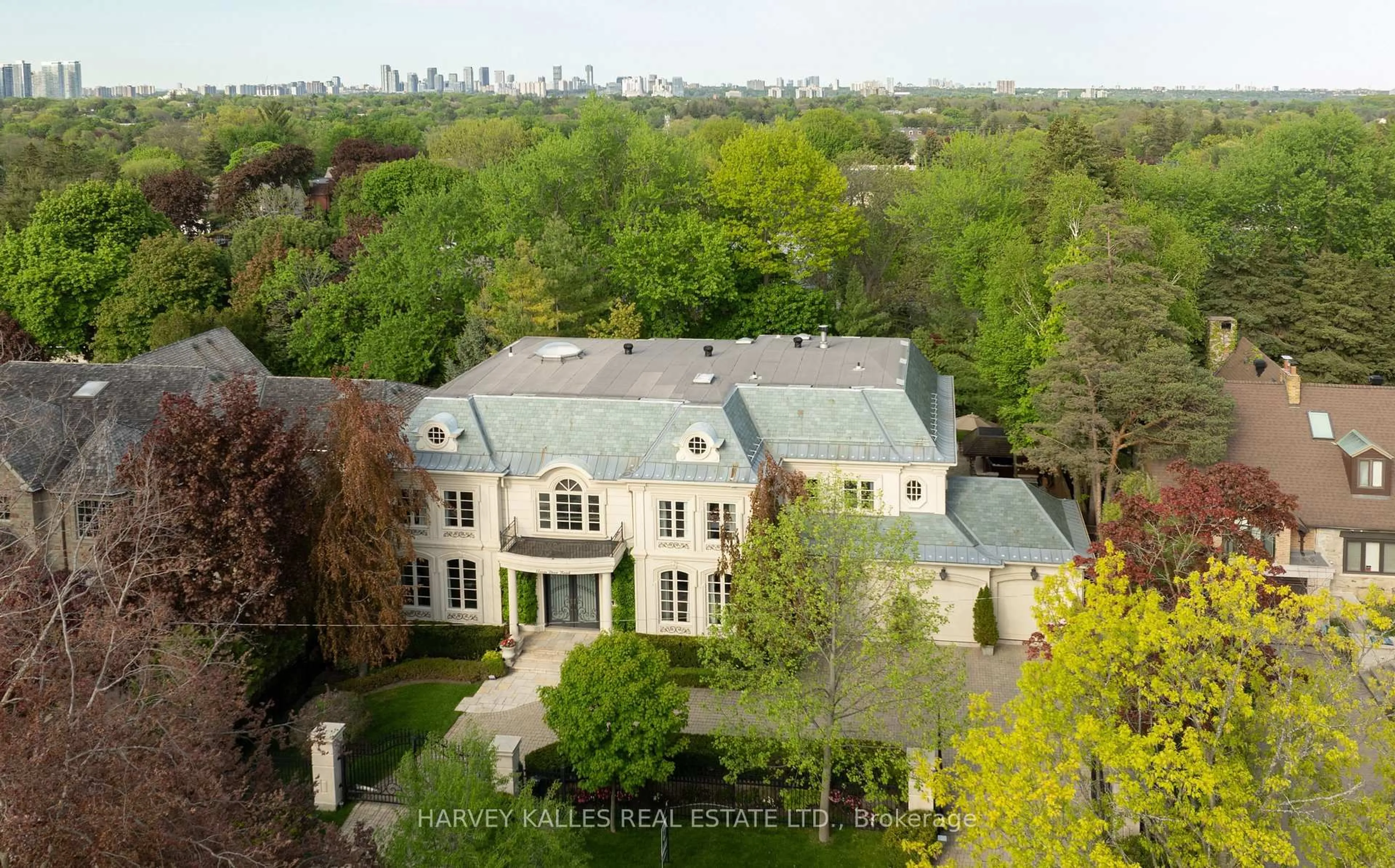 A pic from outside/outdoor area/front of a property/back of a property/a pic from drone, unknown for 11 Doon Rd, Toronto Ontario M2L 1M1