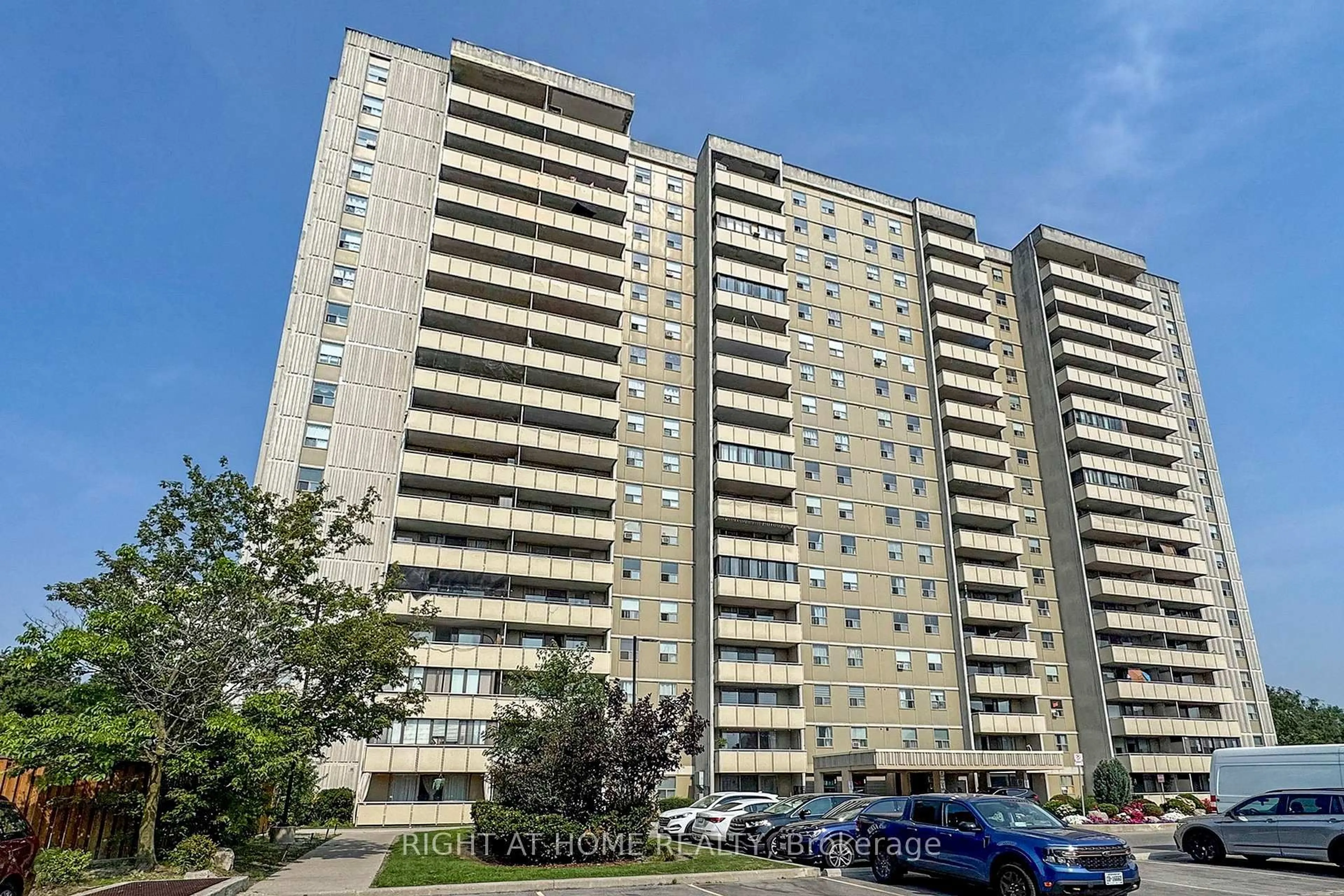 A pic from outside/outdoor area/front of a property/back of a property/a pic from drone, unknown for 1338 York Mills Rd #702, Toronto Ontario M3A 3M3