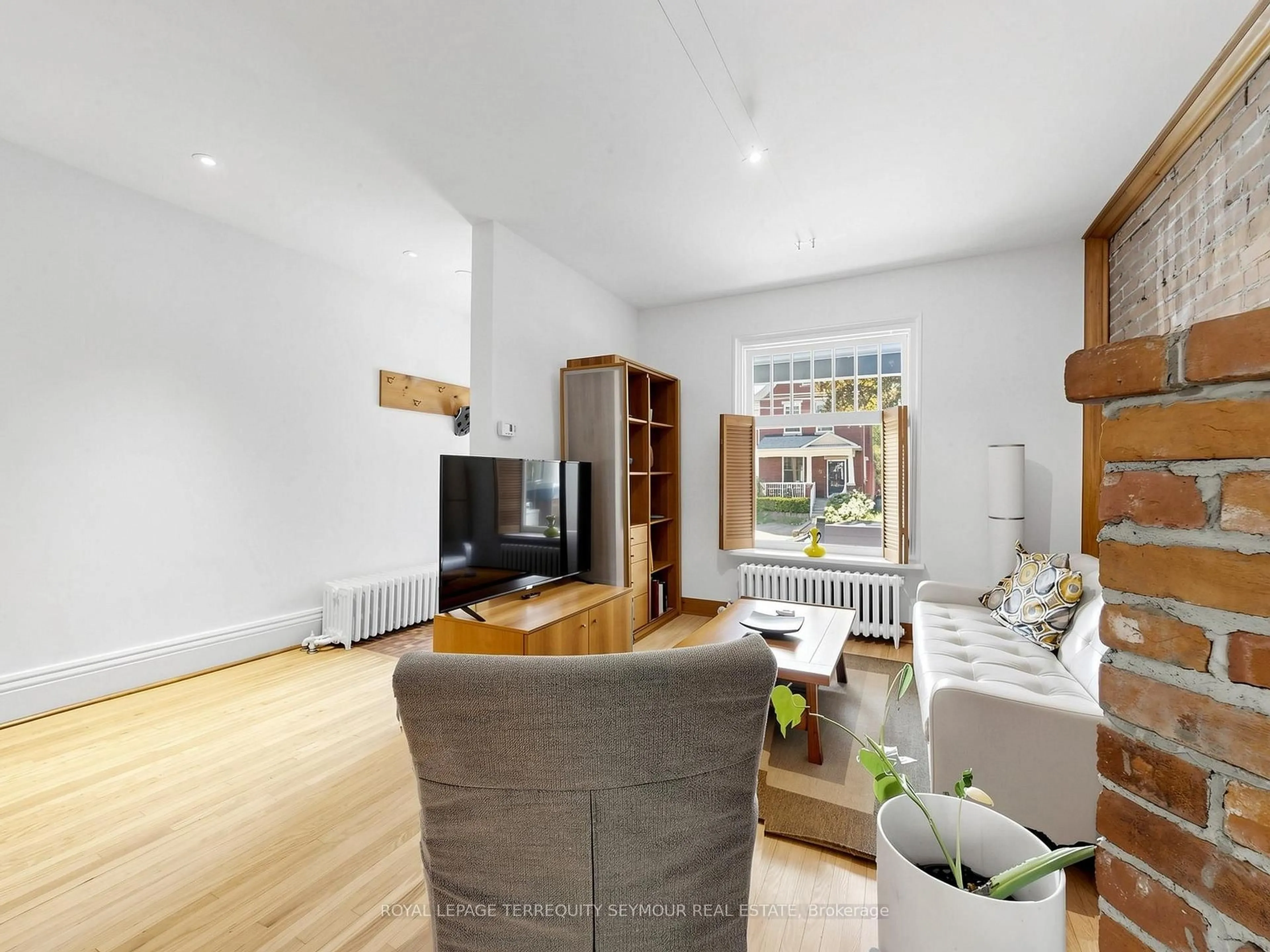 Living room with furniture, wood/laminate floor for 225 Howland Ave, Toronto Ontario M5R 3B7