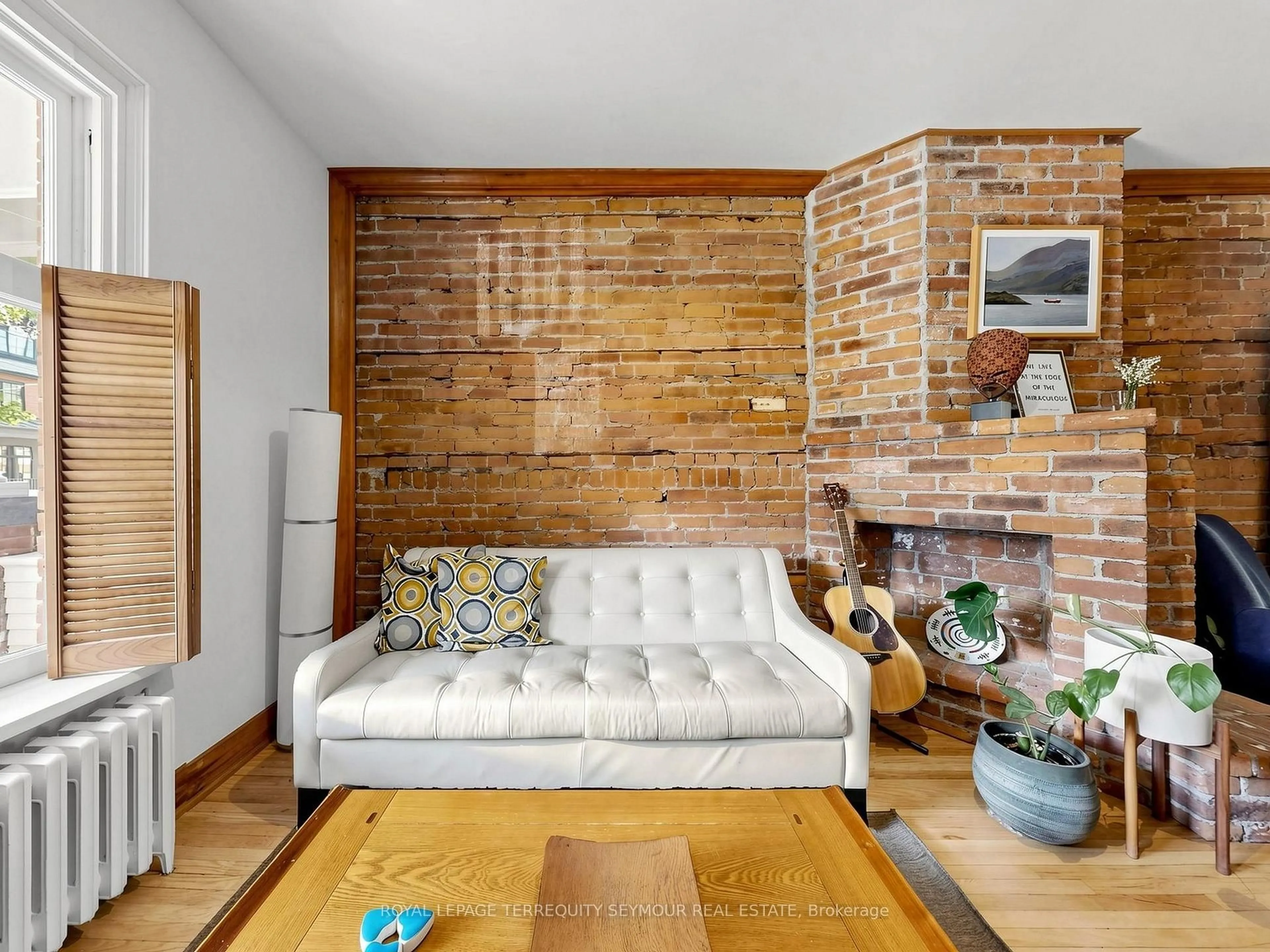 Living room with furniture, wood/laminate floor for 225 Howland Ave, Toronto Ontario M5R 3B7