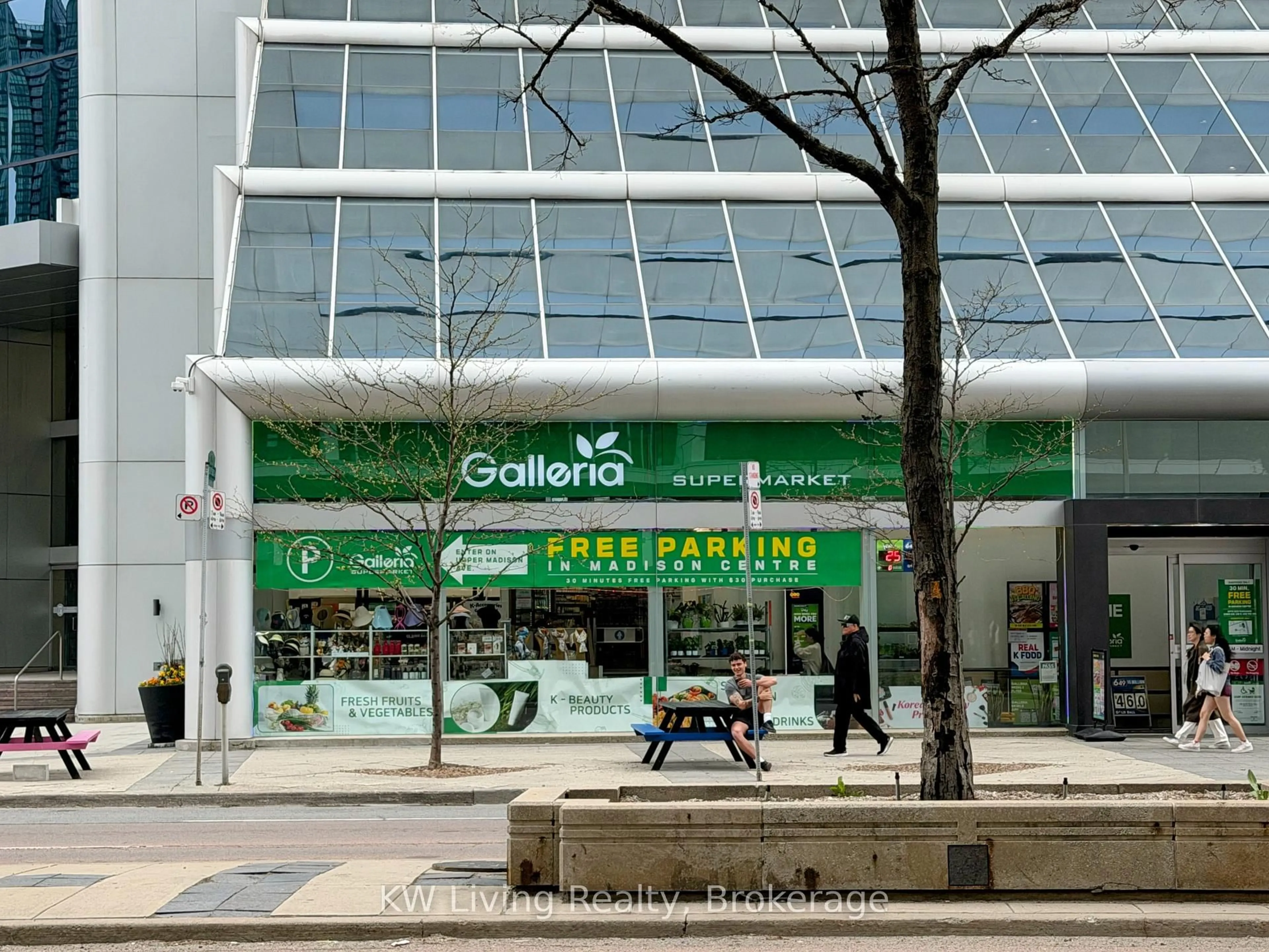 Patio, building for 4955 Yonge St #2615, Toronto Ontario M2N 0L8