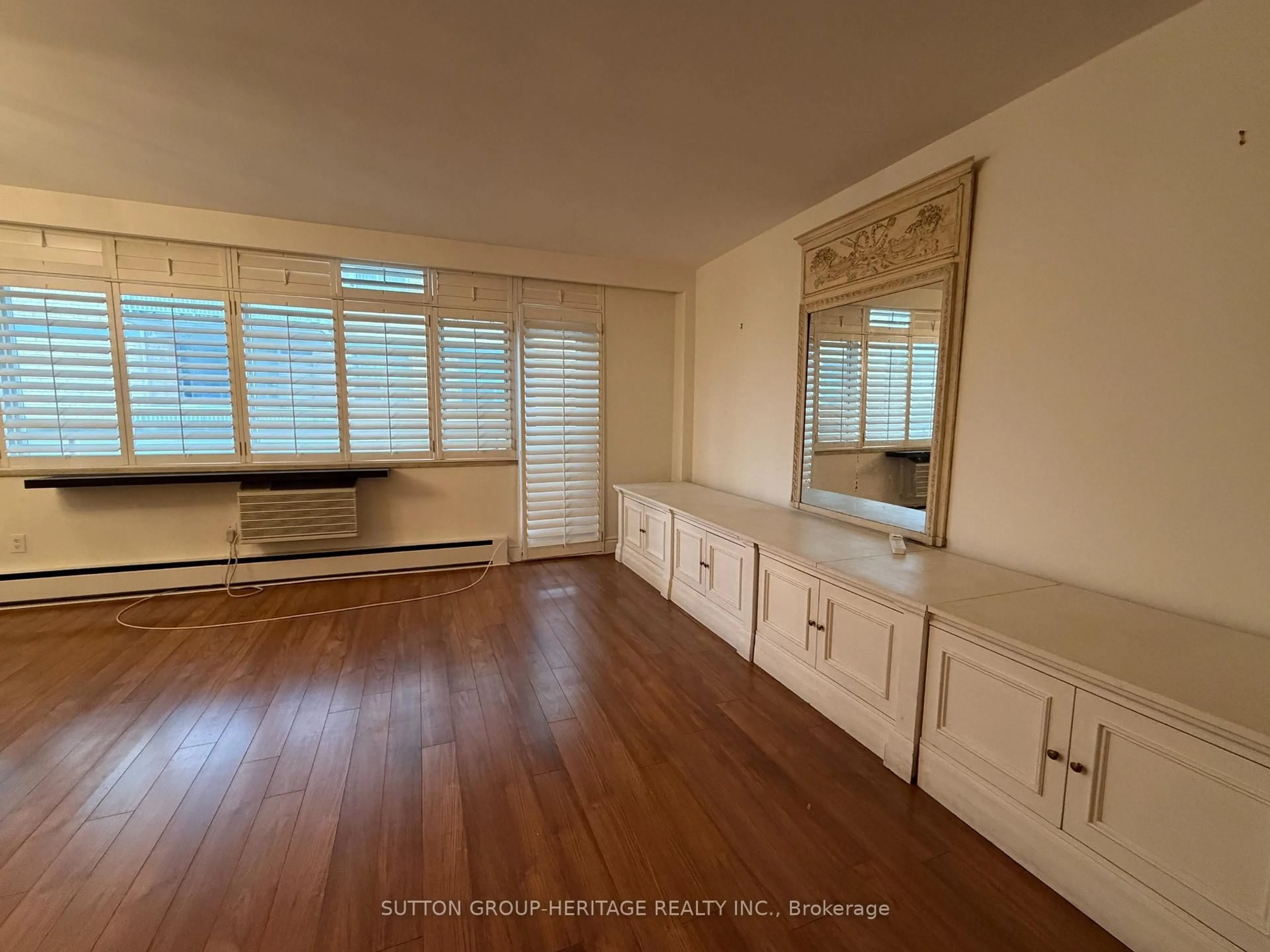A pic of a room for 581 Avenue Rd #704, Toronto Ontario M4V 2K4