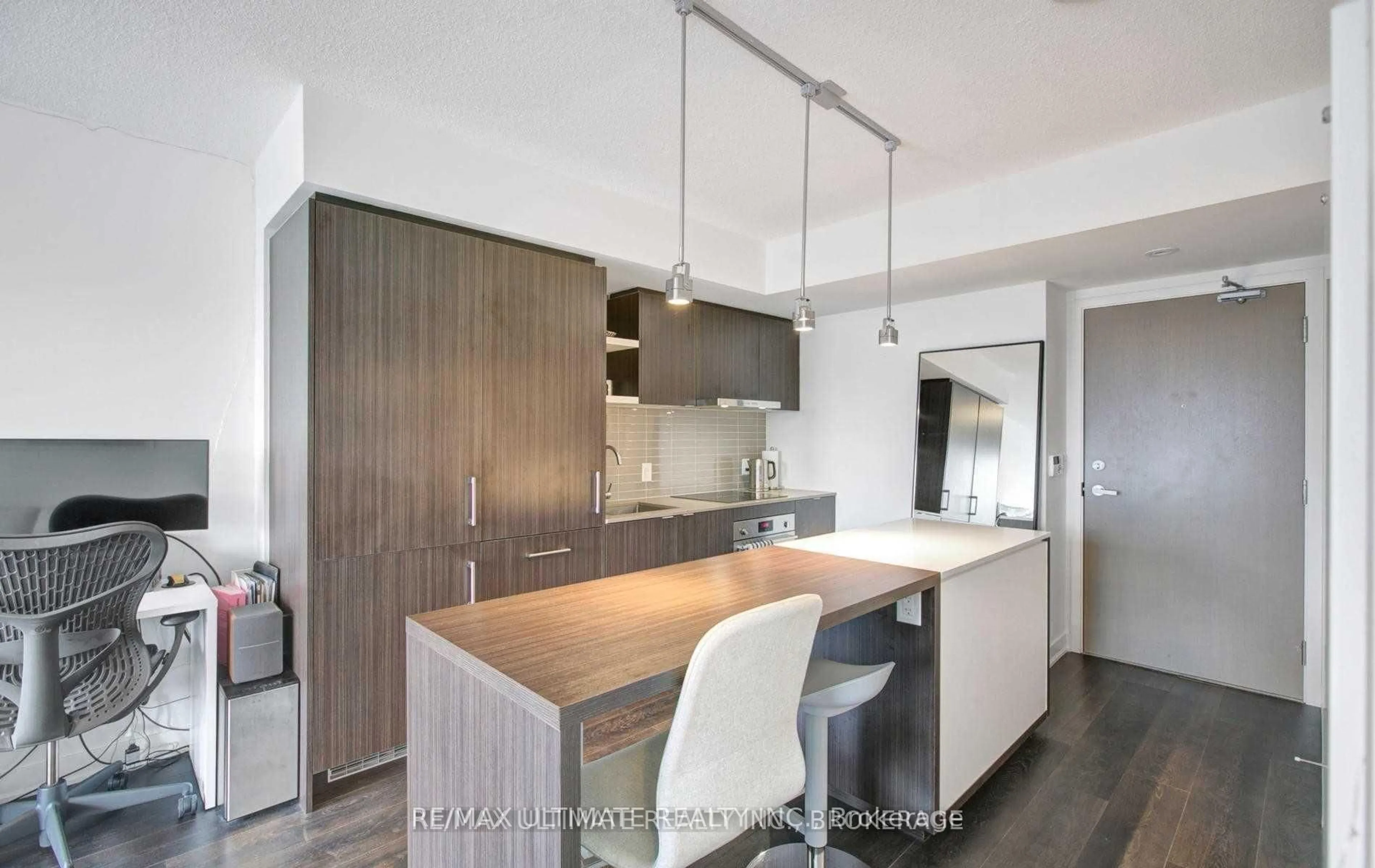 Contemporary kitchen, wood/laminate floor for 88 Harbour St #4203, Toronto Ontario M5J 0C3