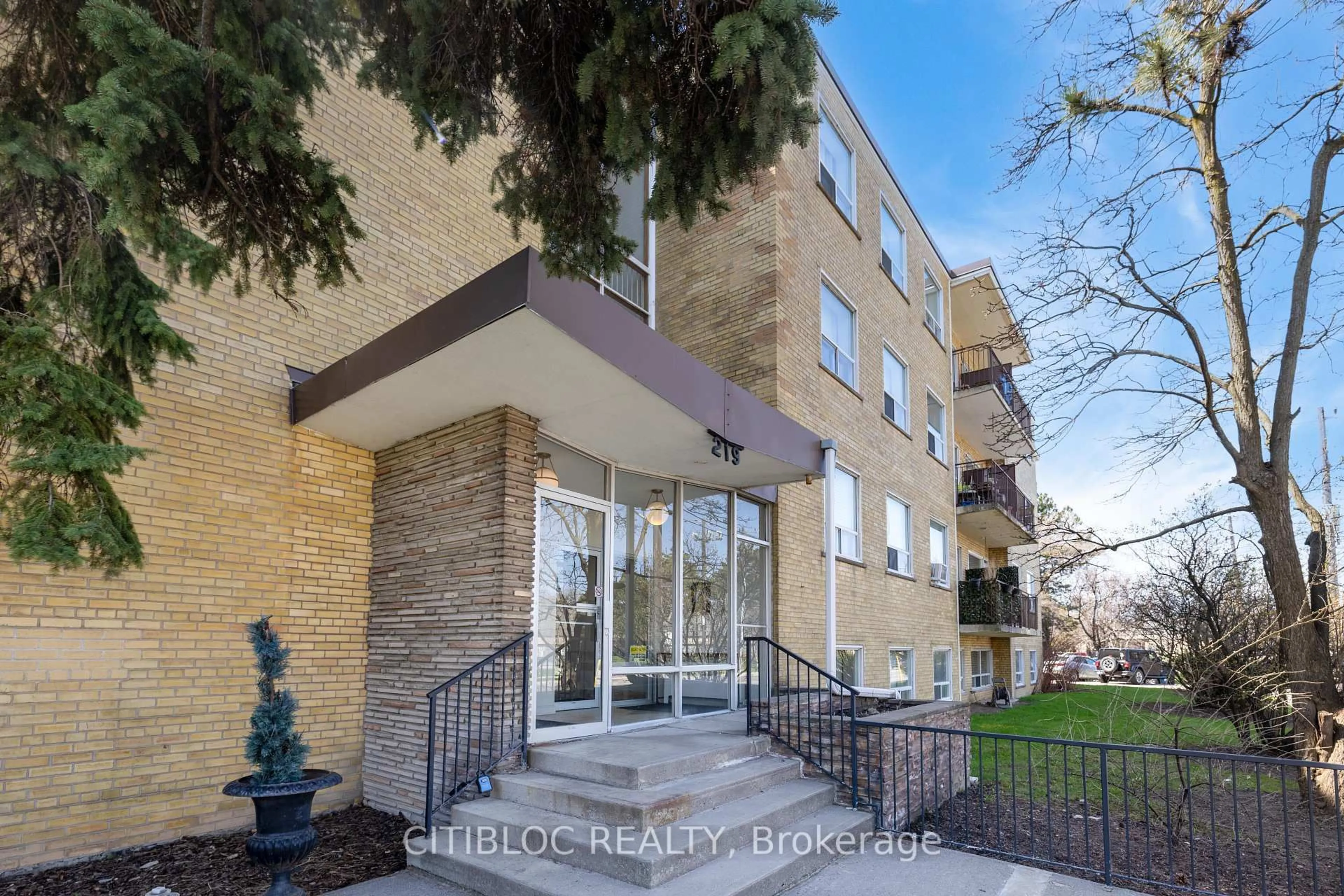 Indoor entryway for 219 Wilson Ave #201, Toronto Ontario M5M 3B2